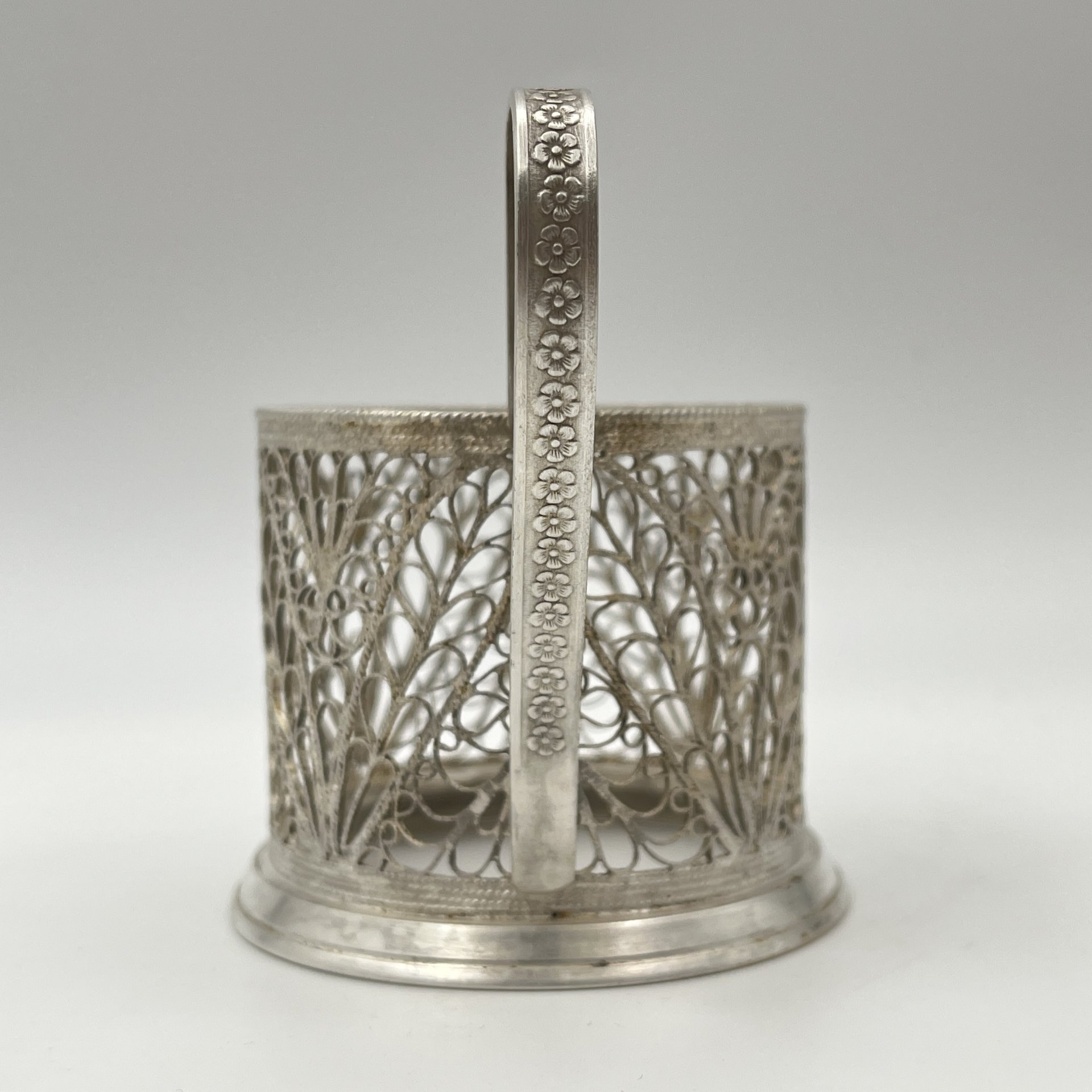 Подстаканник ажурный с растительным декором