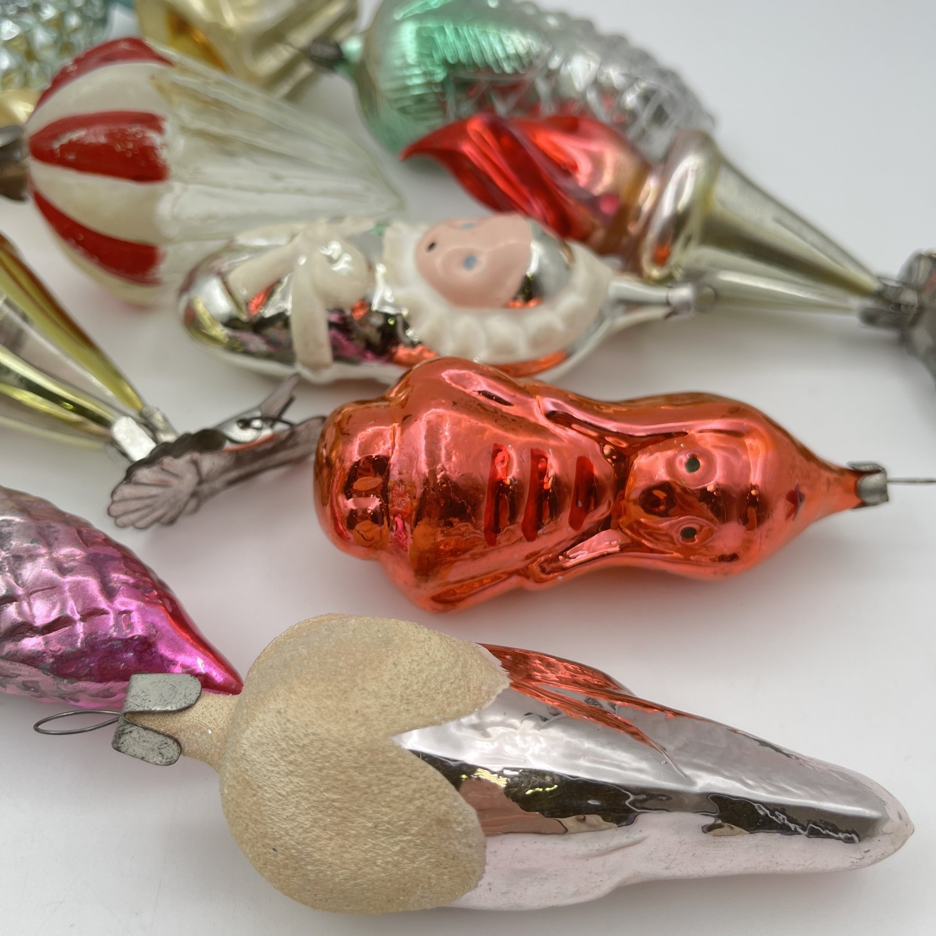 Набор винтажных ёлочных игрушек "Лампа, олимпийский огонь, парашют, шишки и сосульки" (12 шт.), стекло, краска, металл, СССР, 1950-1980 гг.