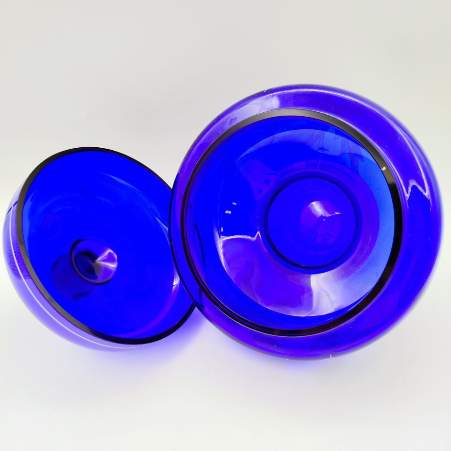 Бонбоньерка (конфетница) синего цвета с цветочным декором