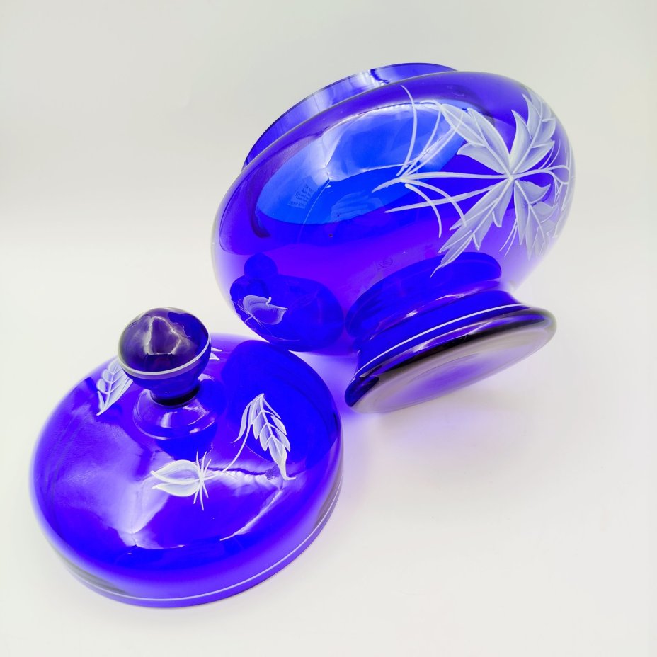 Бонбоньерка (конфетница) синего цвета с цветочным декором