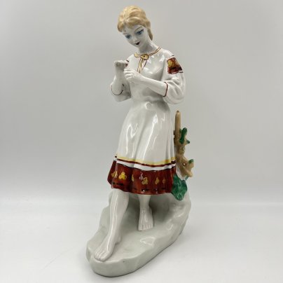 Статуэтка "Любит-не-любит" ("Гадание на ромашке"), скульптор О.Л. Жникруп, Полонский завод художественной керамики (Полонное ЗХК)