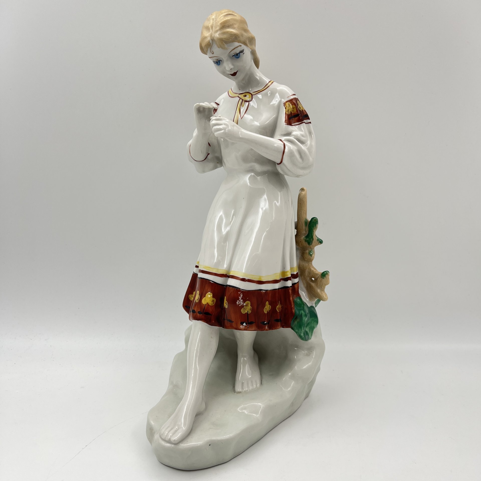 Статуэтка "Любит-не-любит" ("Гадание на ромашке"), скульптор О.Л. Жникруп, Полонский завод художественной керамики (Полонное ЗХК)