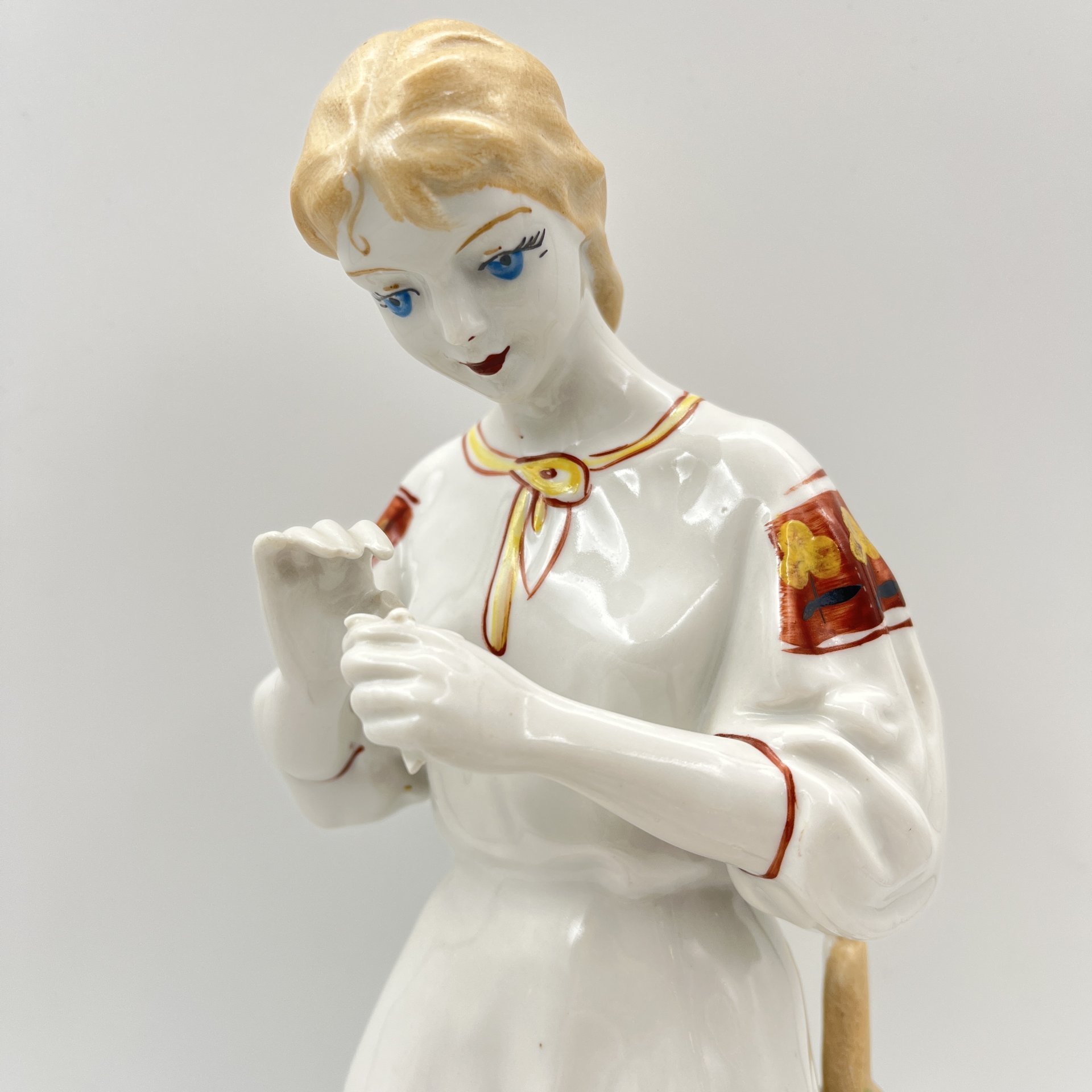 Статуэтка "Любит-не-любит" ("Гадание на ромашке"), скульптор О.Л. Жникруп, Полонский завод художественной керамики (Полонное ЗХК)