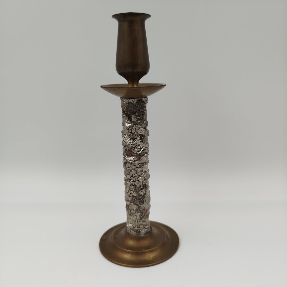 Подсвечник на одну свечу с основанием, декорированным имитацией каменной крошки, металл, латунь, Западная Европа, 2000-2020 гг.
