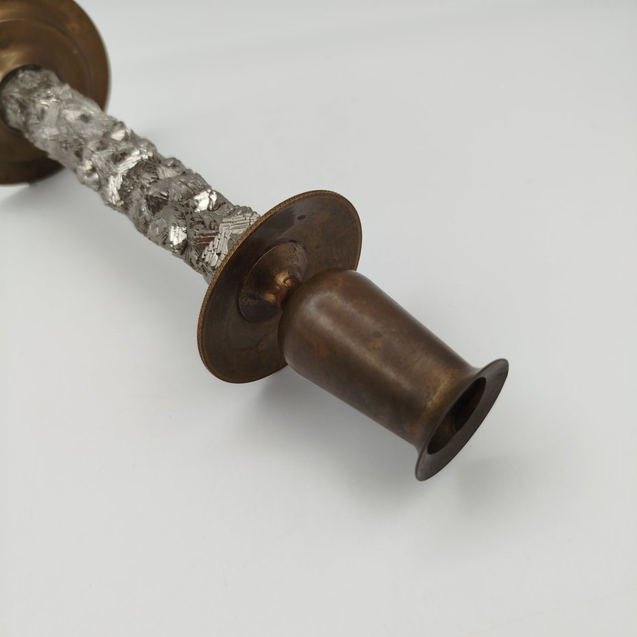 Подсвечник на одну свечу с основанием, декорированным имитацией каменной крошки