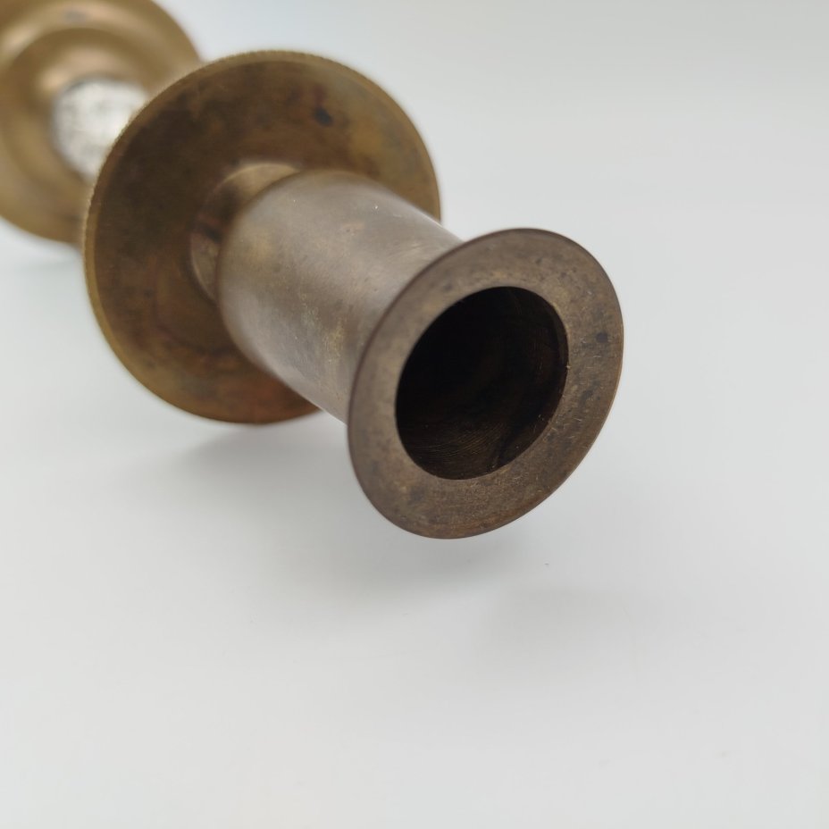 Подсвечник на одну свечу с основанием, декорированным имитацией каменной крошки