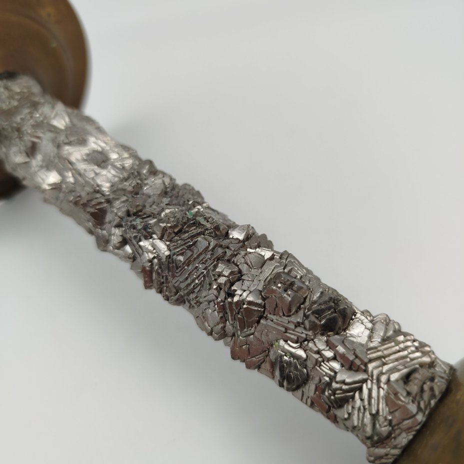 Подсвечник на одну свечу с основанием, декорированным имитацией каменной крошки