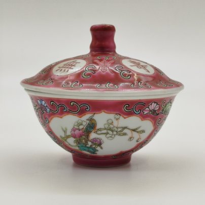 Пиала с крышкой, украшенная флоральными мотивами и благопожелательными иероглифами ("тысячи лет Вам без конца"), фарфор, полихромная роспись эмалевыми красками, Фарфор Цзиндэчжэнь, Китай, 1960-1980 гг.