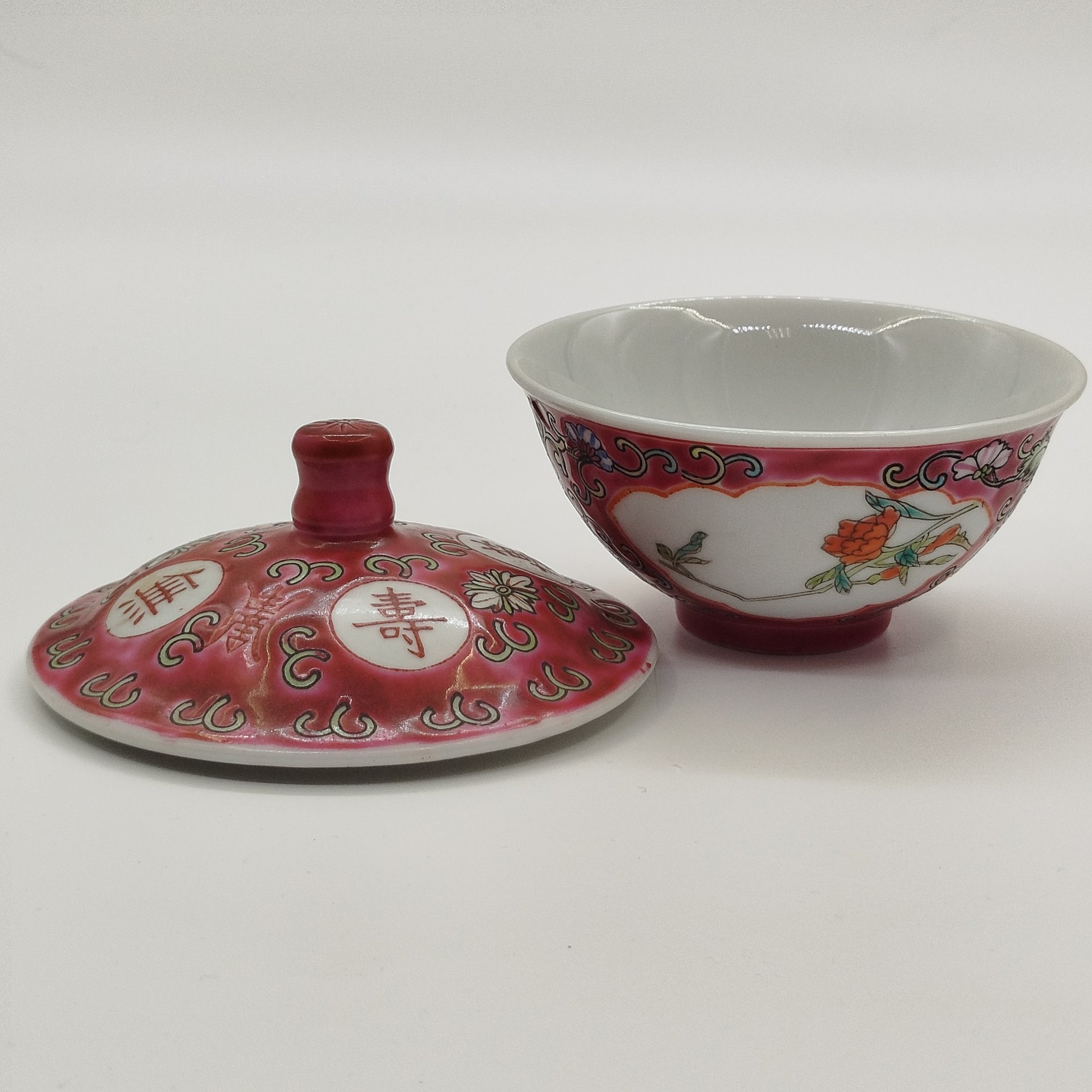 Пиала с крышкой, украшенная флоральными мотивами и благопожелательными иероглифами ("тысячи лет Вам без конца"), фарфор, полихромная роспись эмалевыми красками, Фарфор Цзиндэчжэнь, Китай, 1960-1980 гг.