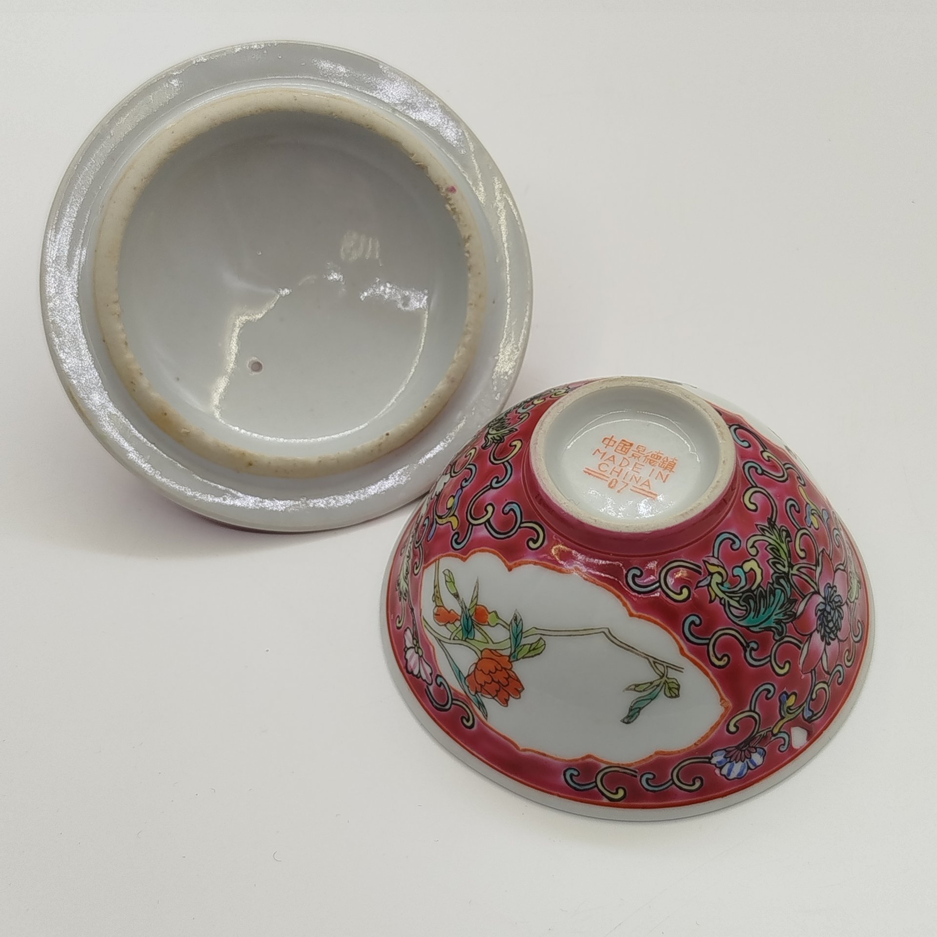 Пиала с крышкой, украшенная флоральными мотивами и благопожелательными иероглифами ("тысячи лет Вам без конца"), фарфор, полихромная роспись эмалевыми красками, Фарфор Цзиндэчжэнь, Китай, 1960-1980 гг.