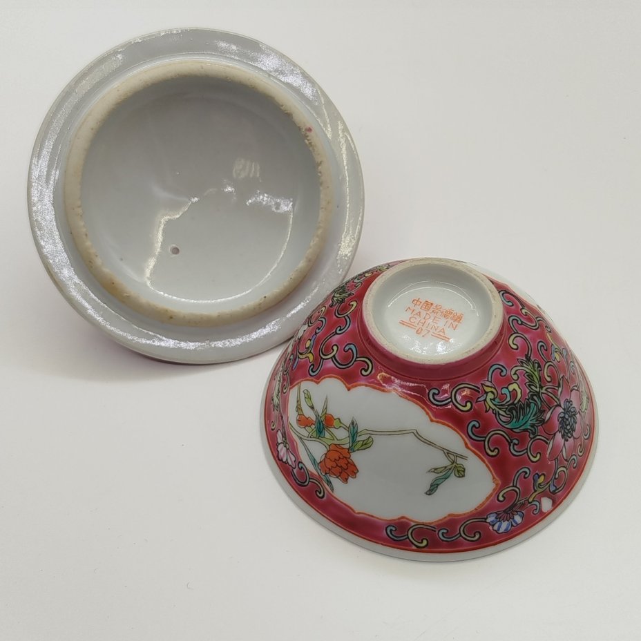 Пиала с крышкой, украшенная флоральными мотивами и благопожелательными иероглифами ("тысячи лет Вам без конца"), фарфор, полихромная роспись эмалевыми красками, Фарфор Цзиндэчжэнь, Китай, 1960-1980 гг.