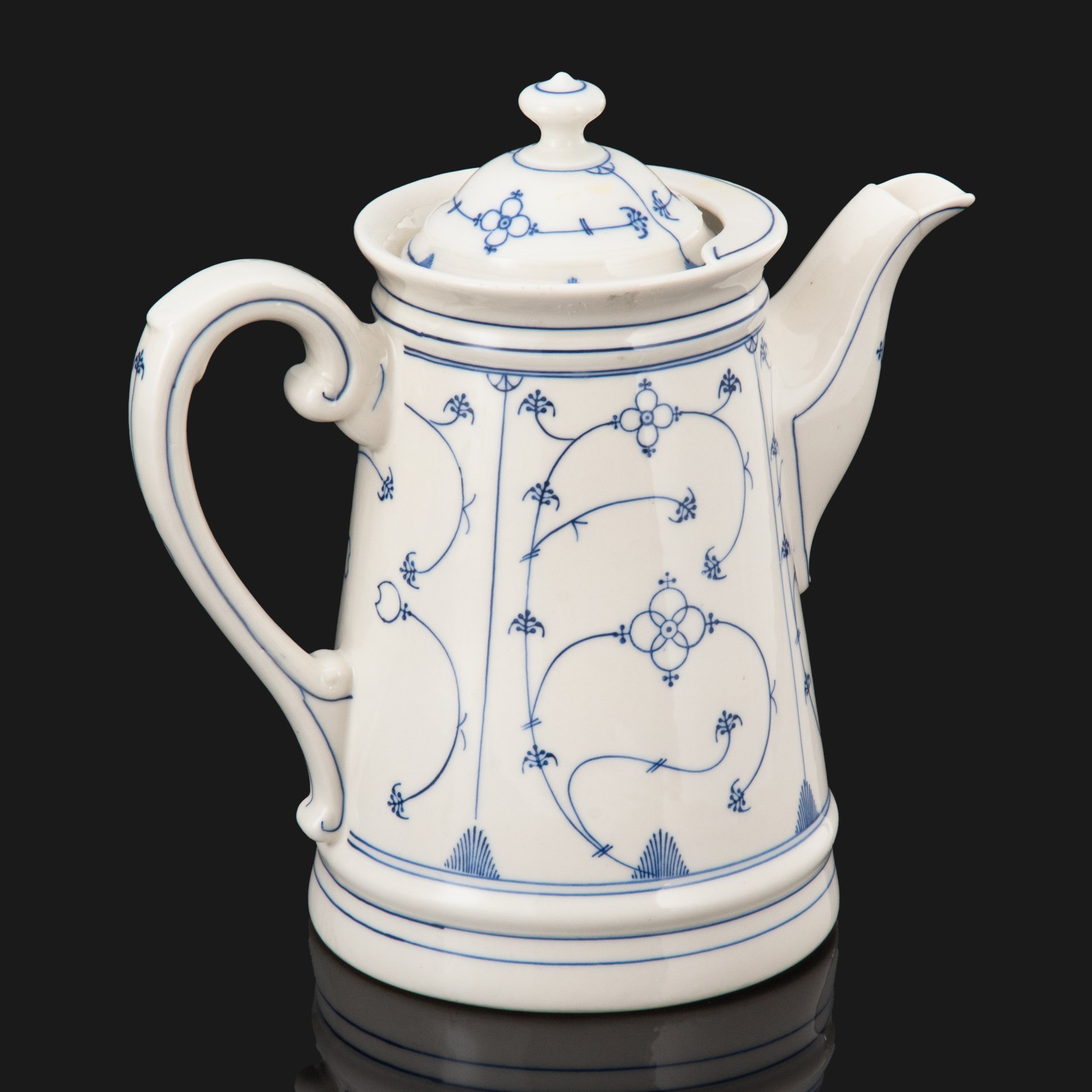 Кофейник (чайник с высоким носиком", украшенный декором "Луковый узор" ("Гранатовый узор"), Delfts Blauw