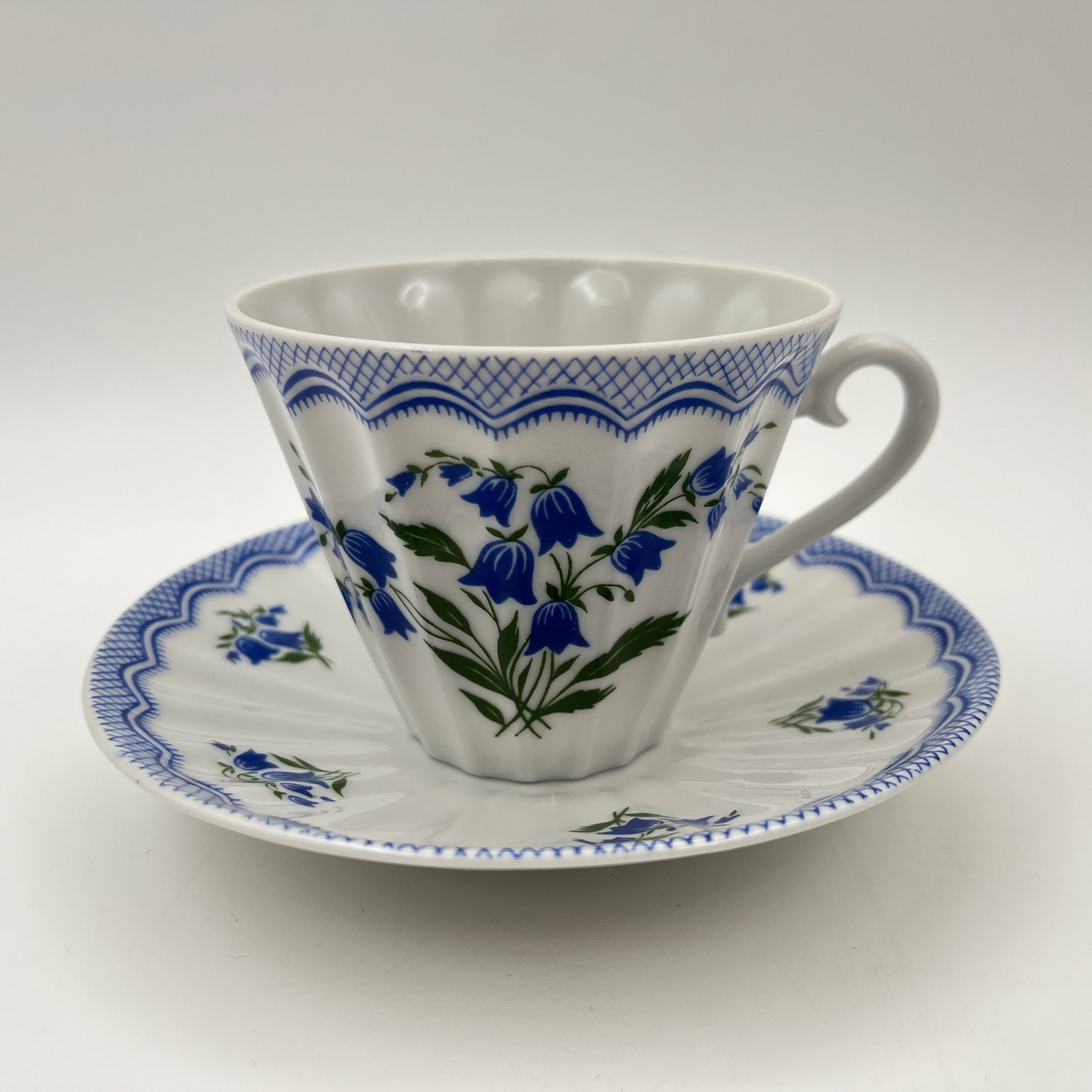 Пара чайная "Колокольчики", форма "Лучистая", фарфор, деколь, Ленинградский фарфоровый завод (ЛФЗ), СССР, 1970-1991 гг.