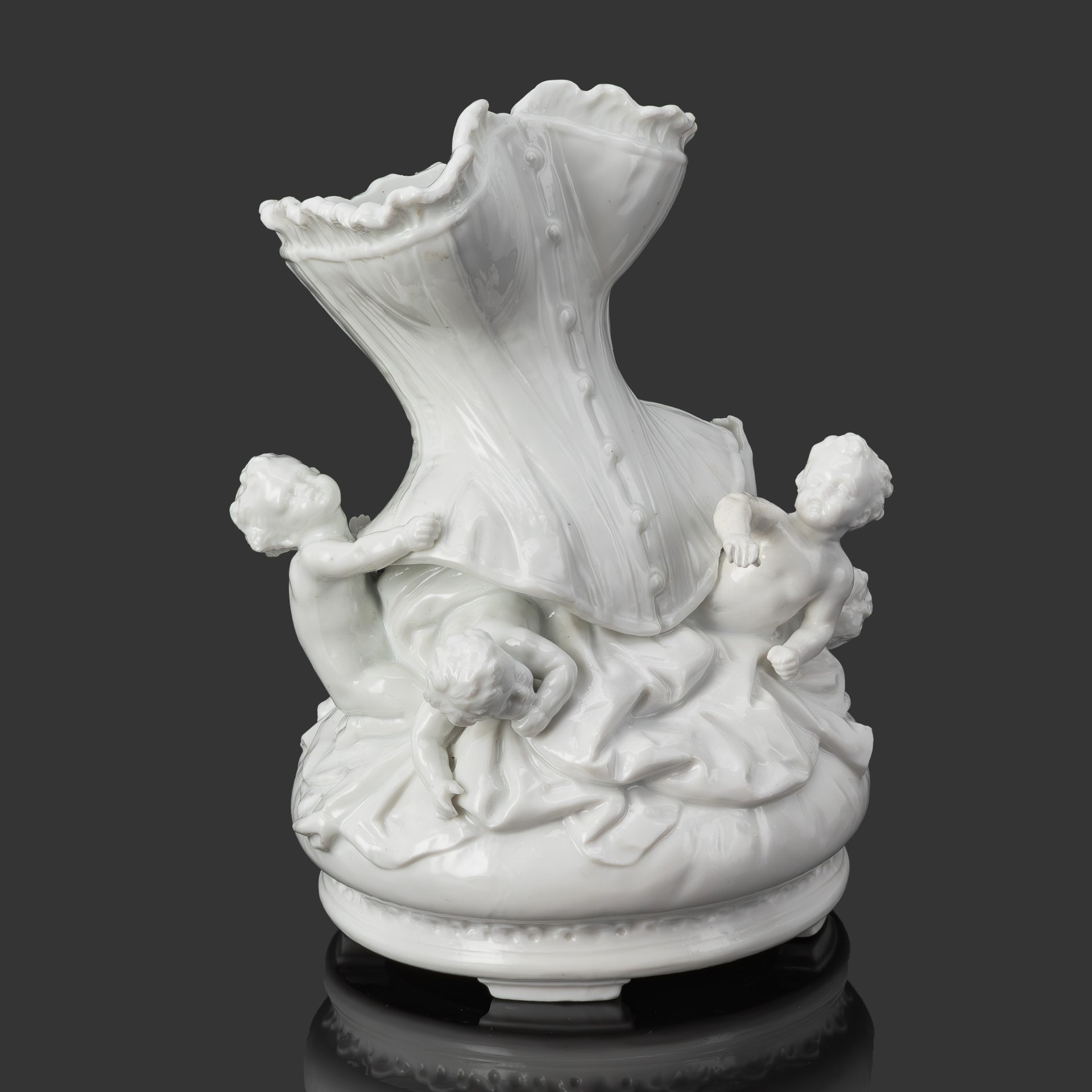 Ваза декоративная "Путти с корсетом", фарфор, Meissen (Мейсенский фарфор), Германия, 1840-1880 гг.