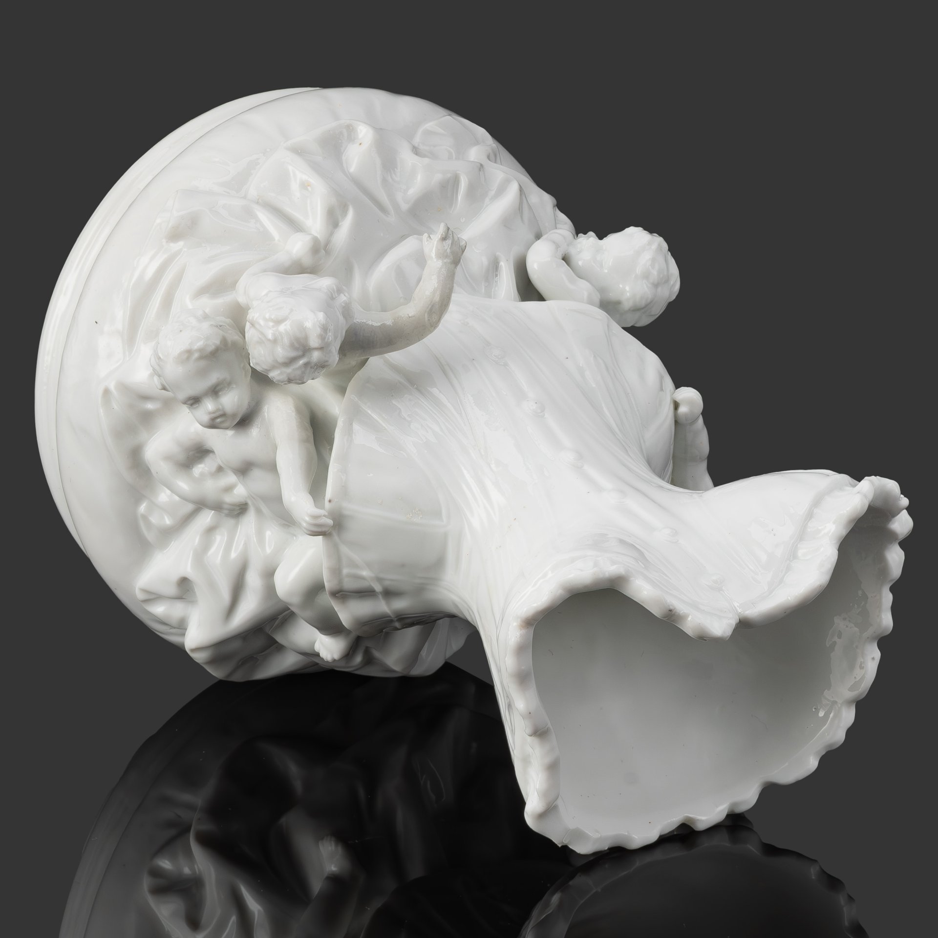 Ваза декоративная "Путти с корсетом", фарфор, Meissen (Мейсенский фарфор), Германия, 1840-1880 гг.