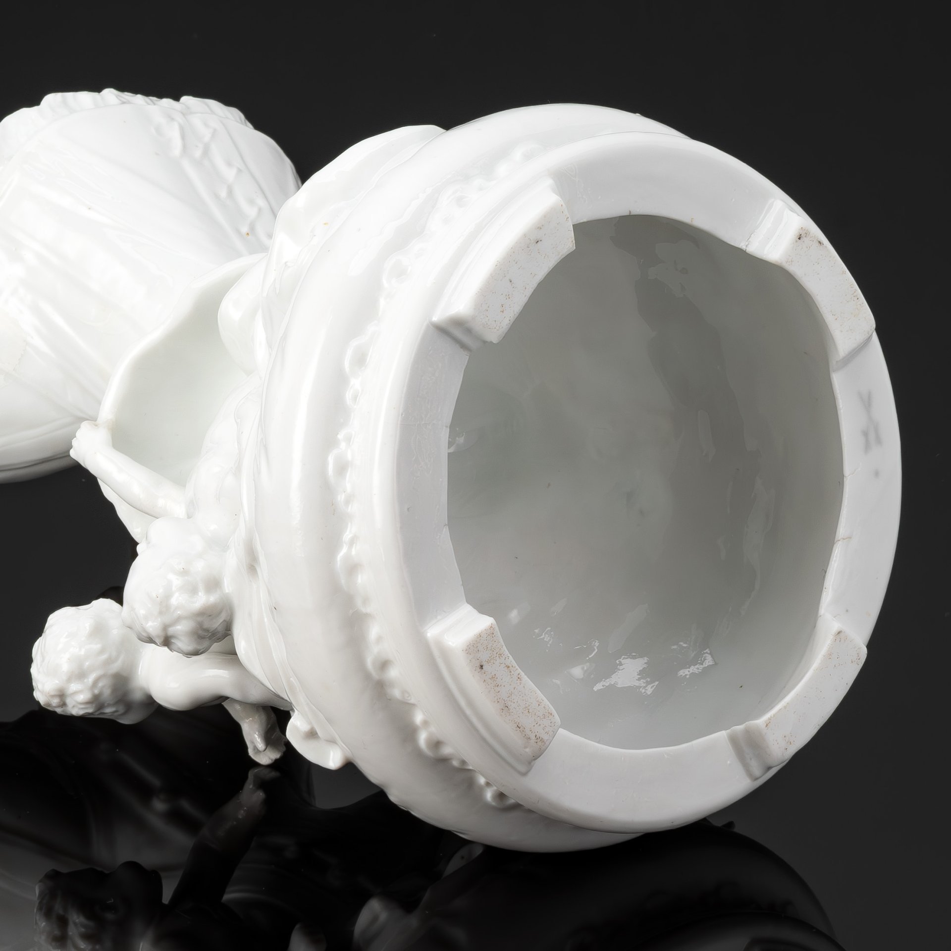 Ваза декоративная "Путти с корсетом", фарфор, Meissen (Мейсенский фарфор), Германия, 1840-1880 гг.