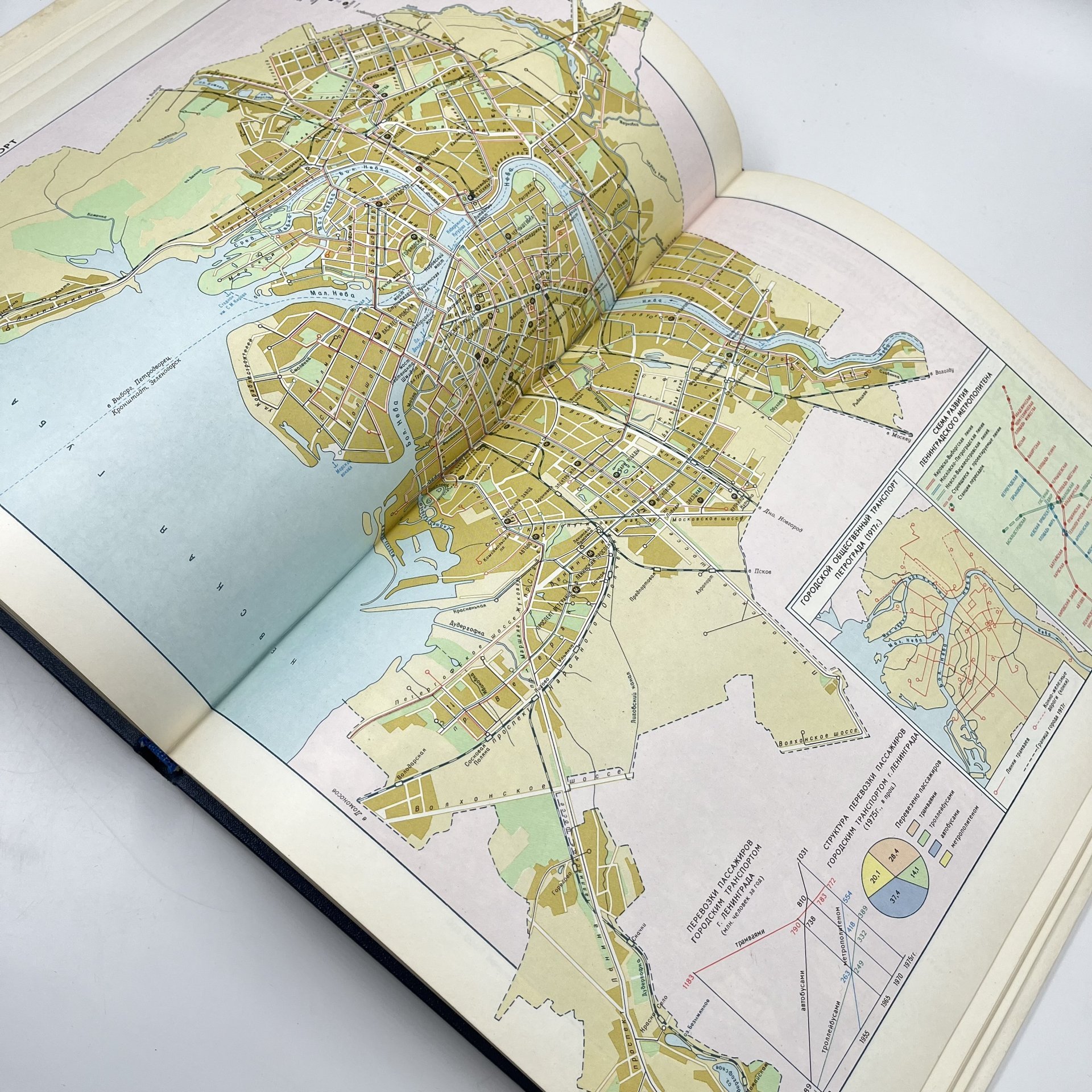Книга "Ленинград. Историко-географический атлас", Главное управление геодезии и картографии при Совете Министров СССР