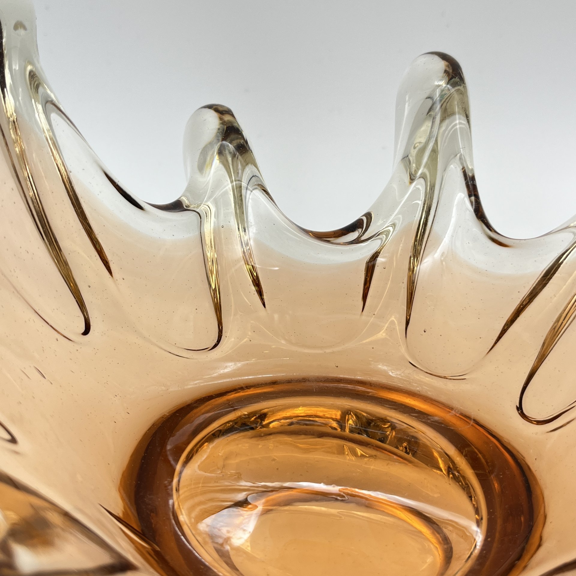 Корзиночка (конфетница) "Медуза" карамельного оттенка, стекло, гутная техника, СССР, 1970-1990 гг.