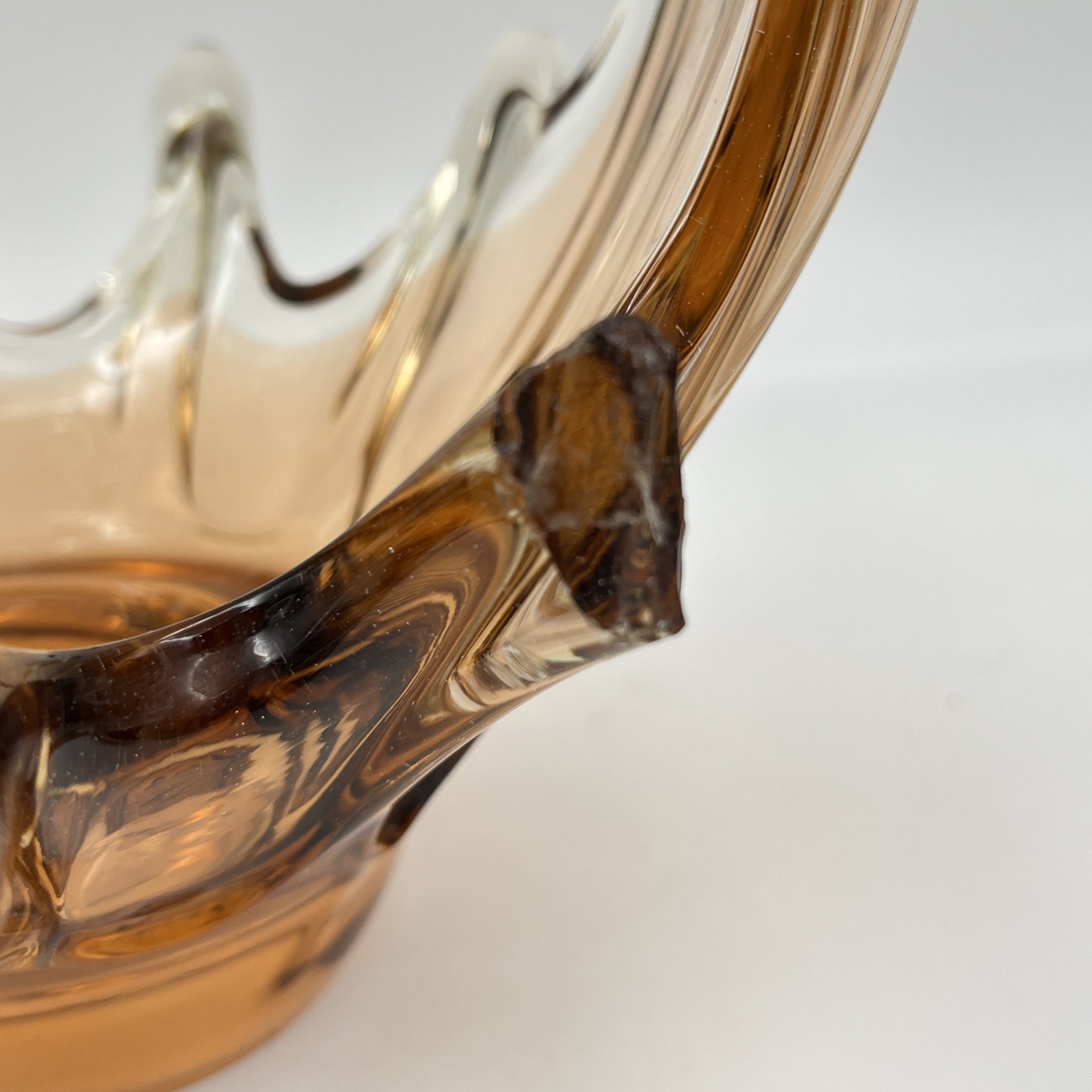 Корзиночка (конфетница) "Медуза" карамельного оттенка, стекло, гутная техника, СССР, 1970-1990 гг.