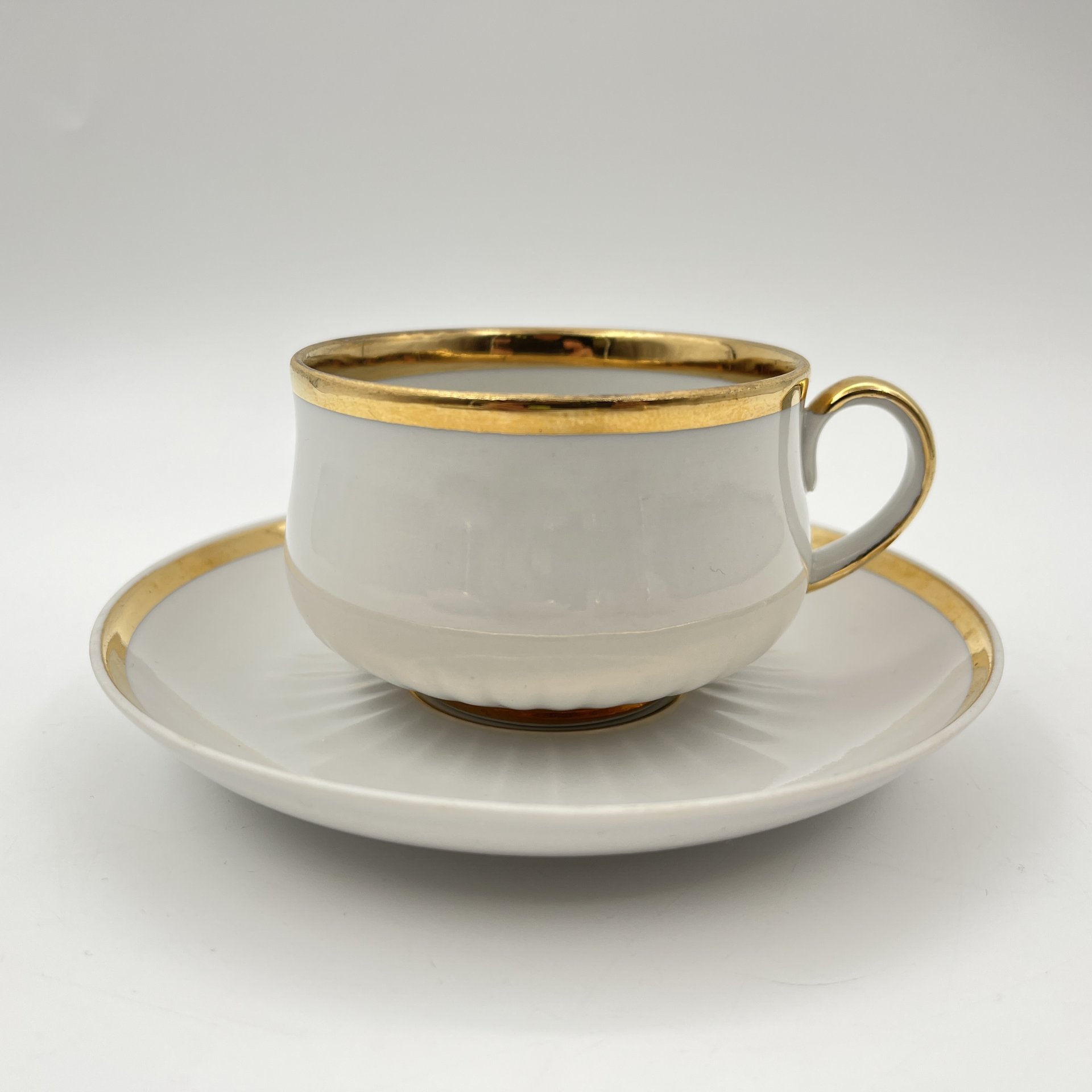 Набор для подачи кофе и чая на три персоны (10 предметов), украшенный лаконичным декором, фарфор, золочение, Дулевский фарфоровый завод (Дулёво), СССР, 1987 г.
