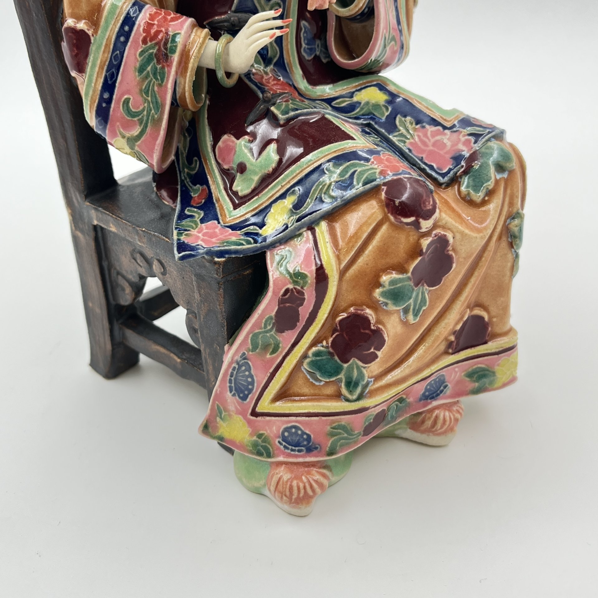 Статуэтка "Китайская девушка на стуле", Shiwan Wucai, керамика, глазурь, роспись, Китай, 1980-2000 гг.