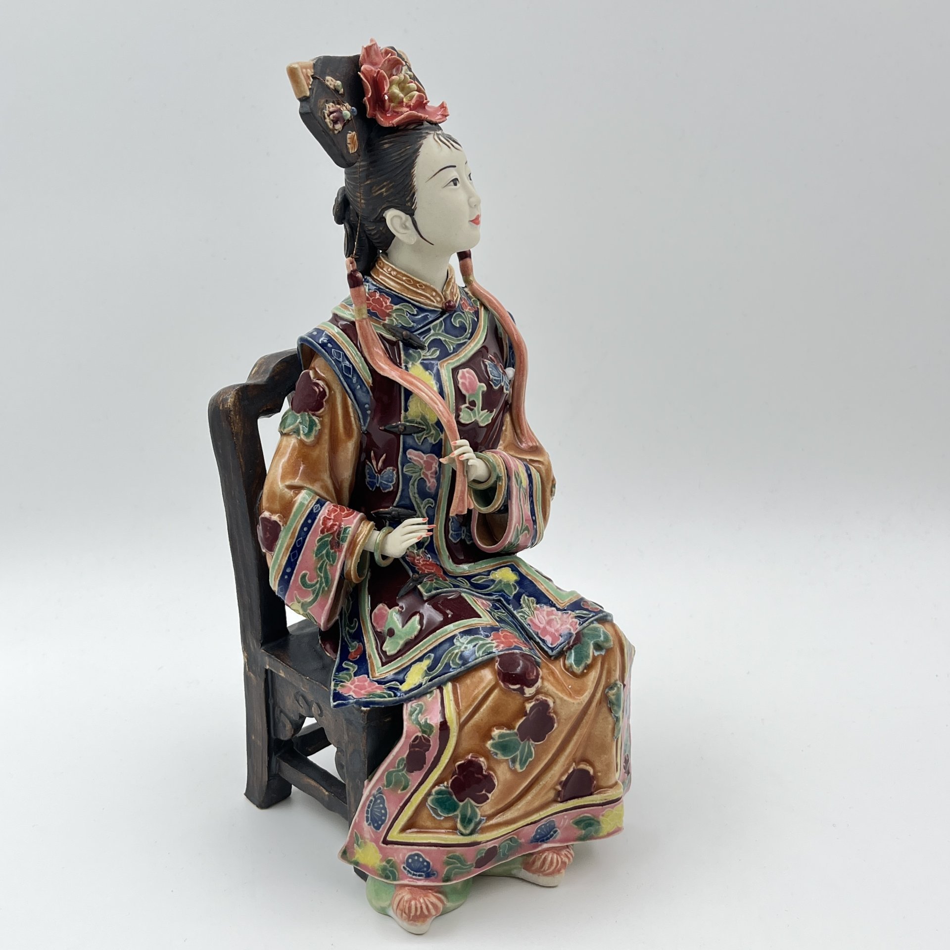 Статуэтка "Китайская девушка на стуле", Shiwan Wucai, керамика, глазурь, роспись, Китай, 1980-2000 гг., Китай