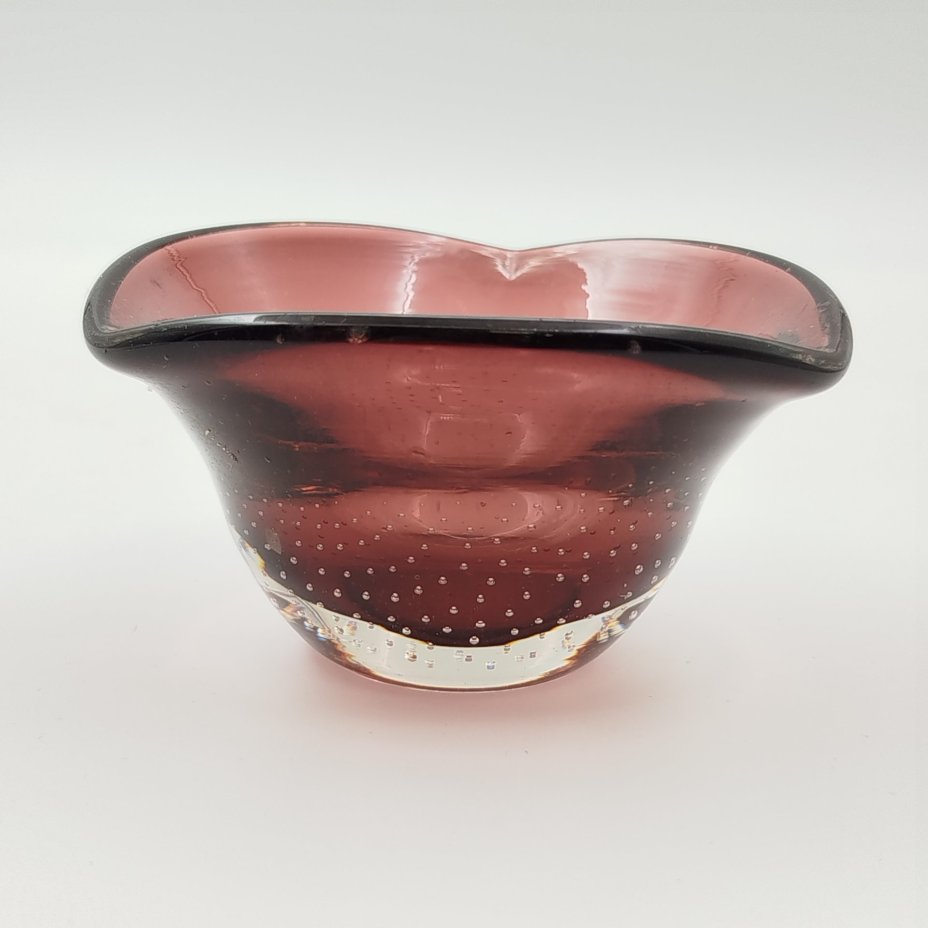 Пепельница (подсвечник для плавающей свечи) оригинальной формы из двухслойного стекла, декорированная пузырьками воздуха в массе