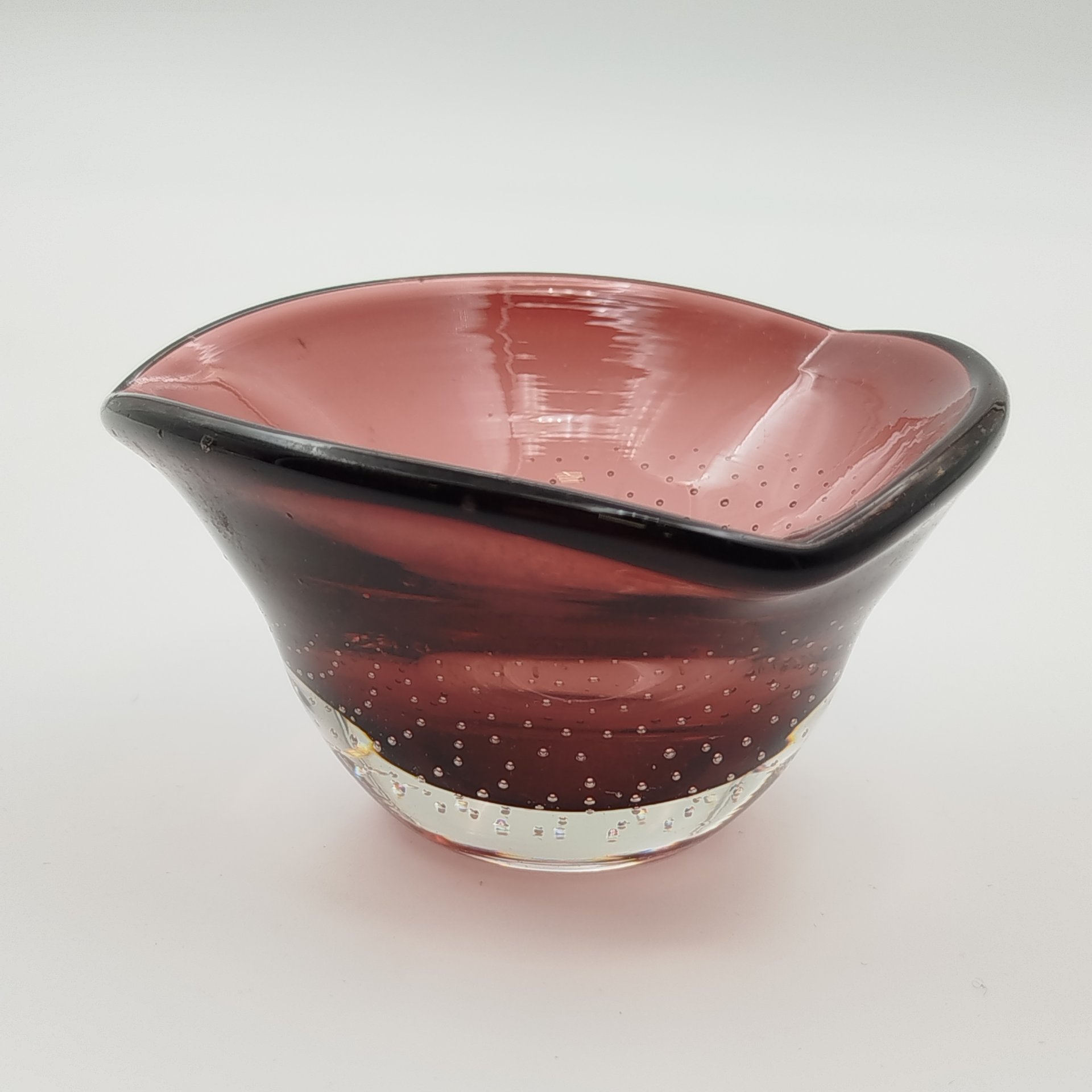 Пепельница (подсвечник для плавающей свечи) оригинальной формы из двухслойного стекла, декорированная пузырьками воздуха в массе