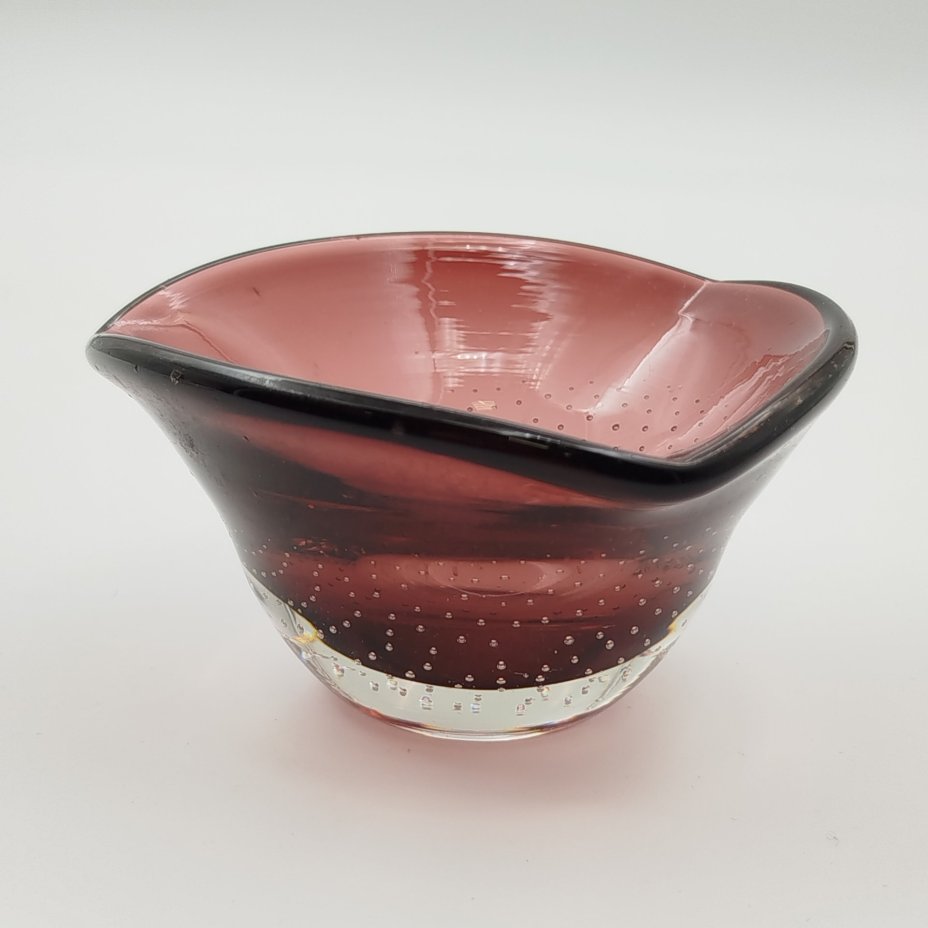 Пепельница (подсвечник для плавающей свечи) оригинальной формы из двухслойного стекла, декорированная пузырьками воздуха в массе