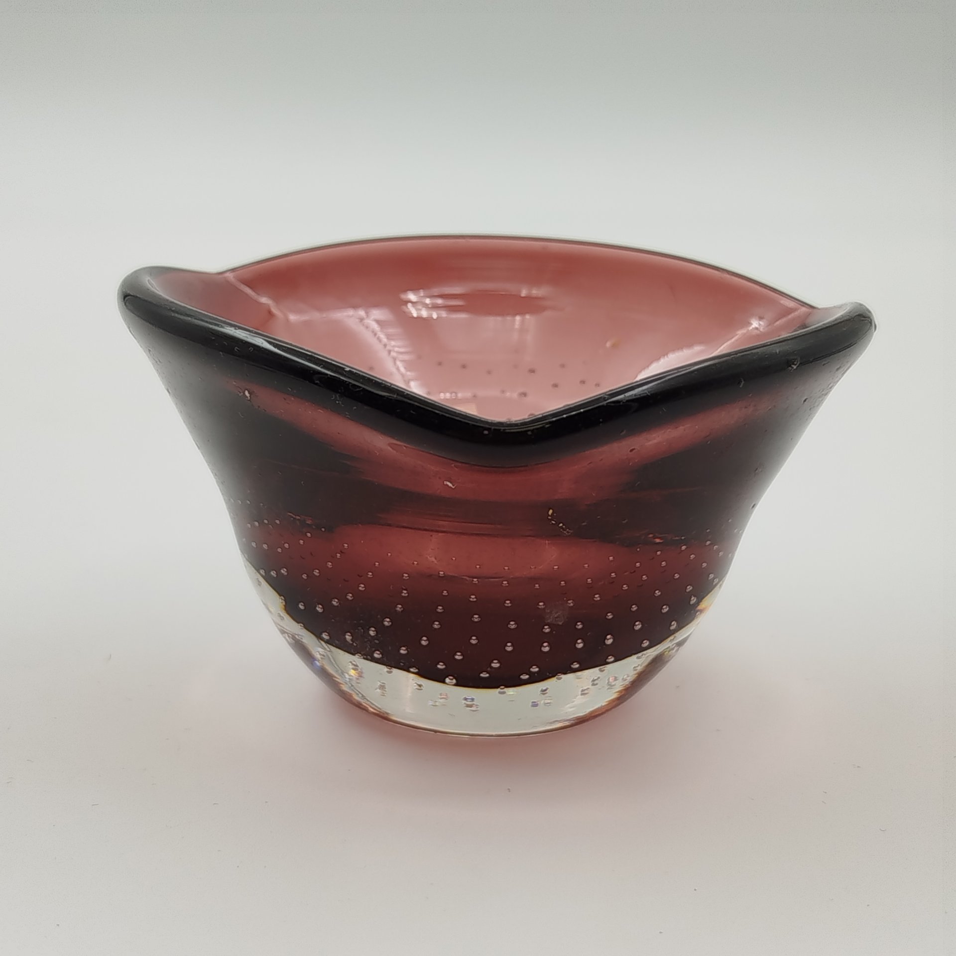 Пепельница (подсвечник для плавающей свечи) оригинальной формы из двухслойного стекла, декорированная пузырьками воздуха в массе