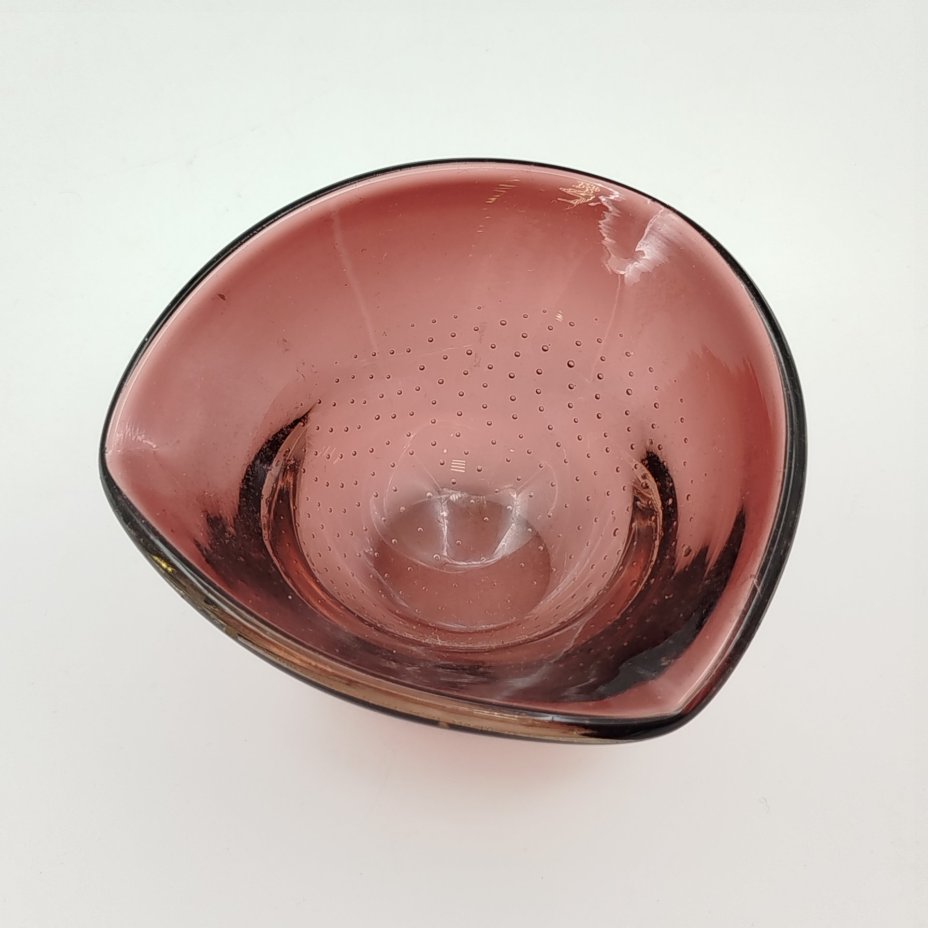 Пепельница (подсвечник для плавающей свечи) оригинальной формы из двухслойного стекла, декорированная пузырьками воздуха в массе