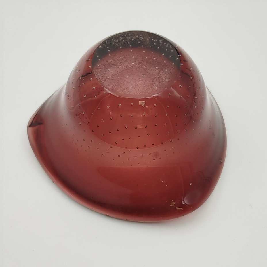 Пепельница (подсвечник для плавающей свечи) оригинальной формы из двухслойного стекла, декорированная пузырьками воздуха в массе