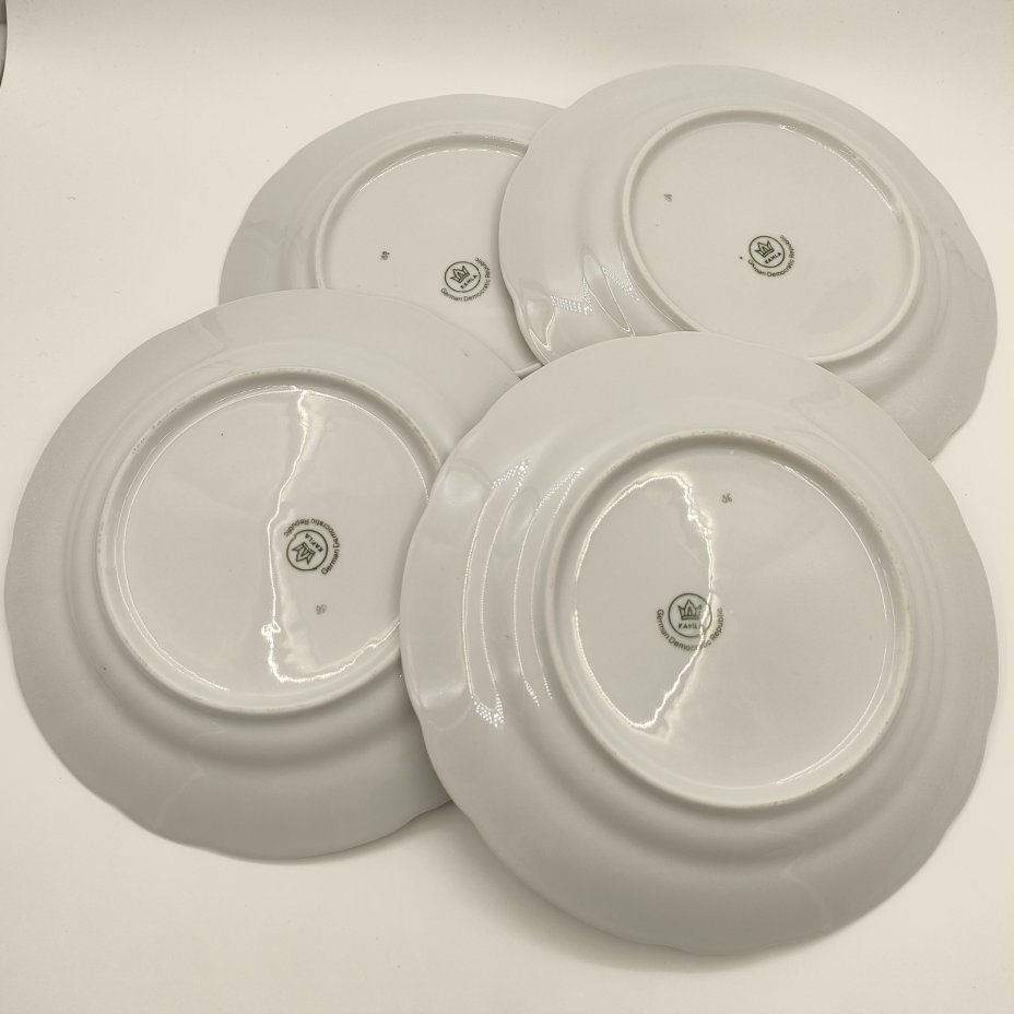 Набор из 4-х обеденных тарелок, украшенных ленточным орнаментом, фарфор, золочение, Kahla, Германия, 1970-1990 гг.