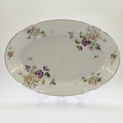 Блюдо сервировочное овальной формы, украшенное цветочным декором, фарфор, деколь, золочение, Российская империя, 1890-1917 гг.