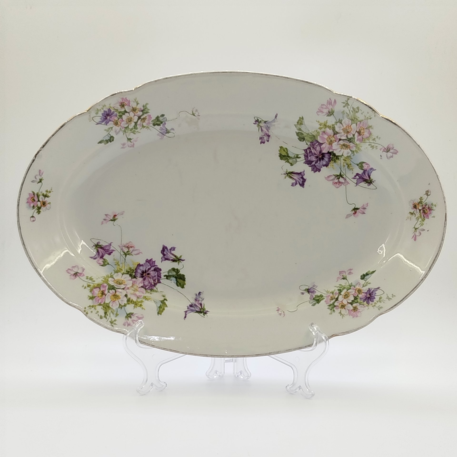 Блюдо сервировочное овальной формы, украшенное цветочным декором, фарфор, деколь, золочение, Российская империя, 1890-1917 гг.