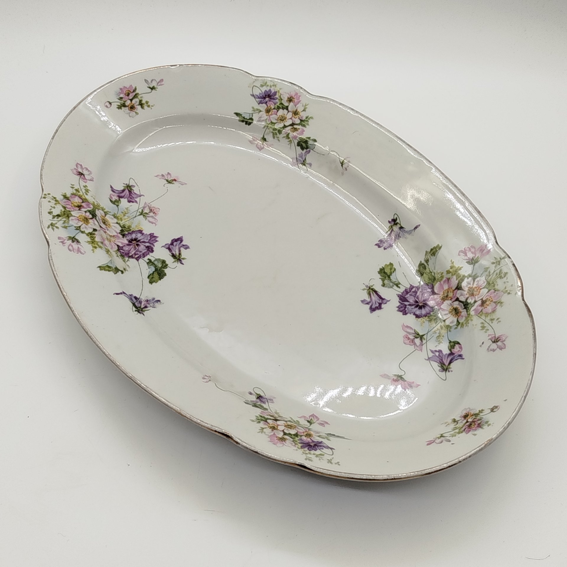 Блюдо сервировочное овальной формы, украшенное цветочным декором, фарфор, деколь, золочение, Российская империя, 1890-1917 гг.