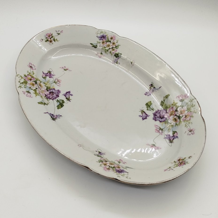 Блюдо сервировочное овальной формы, украшенное цветочным декором