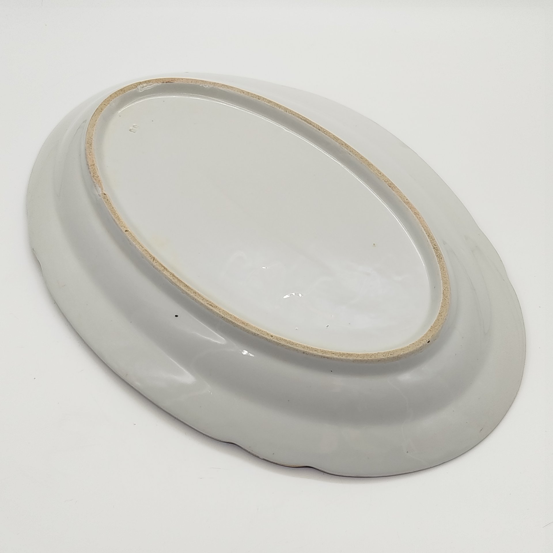 Блюдо сервировочное овальной формы, украшенное цветочным декором, фарфор, деколь, золочение, Российская империя, 1890-1917 гг.