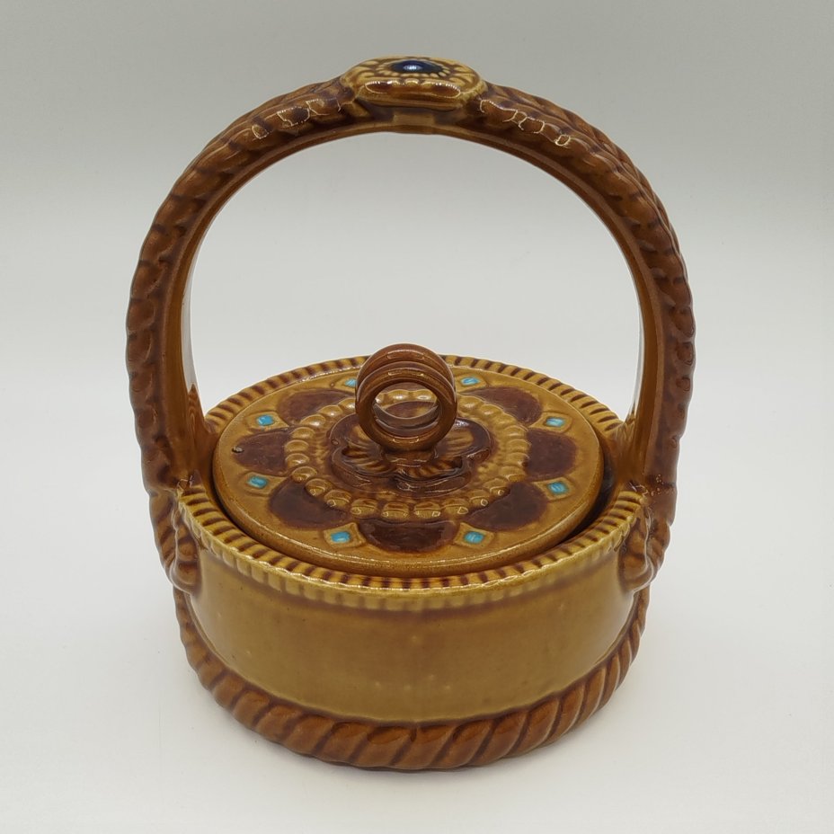 Шкатулка (ёмкость для хранения) в виде корзины, керамика, глазурь, СССР, 1970-1990 гг.