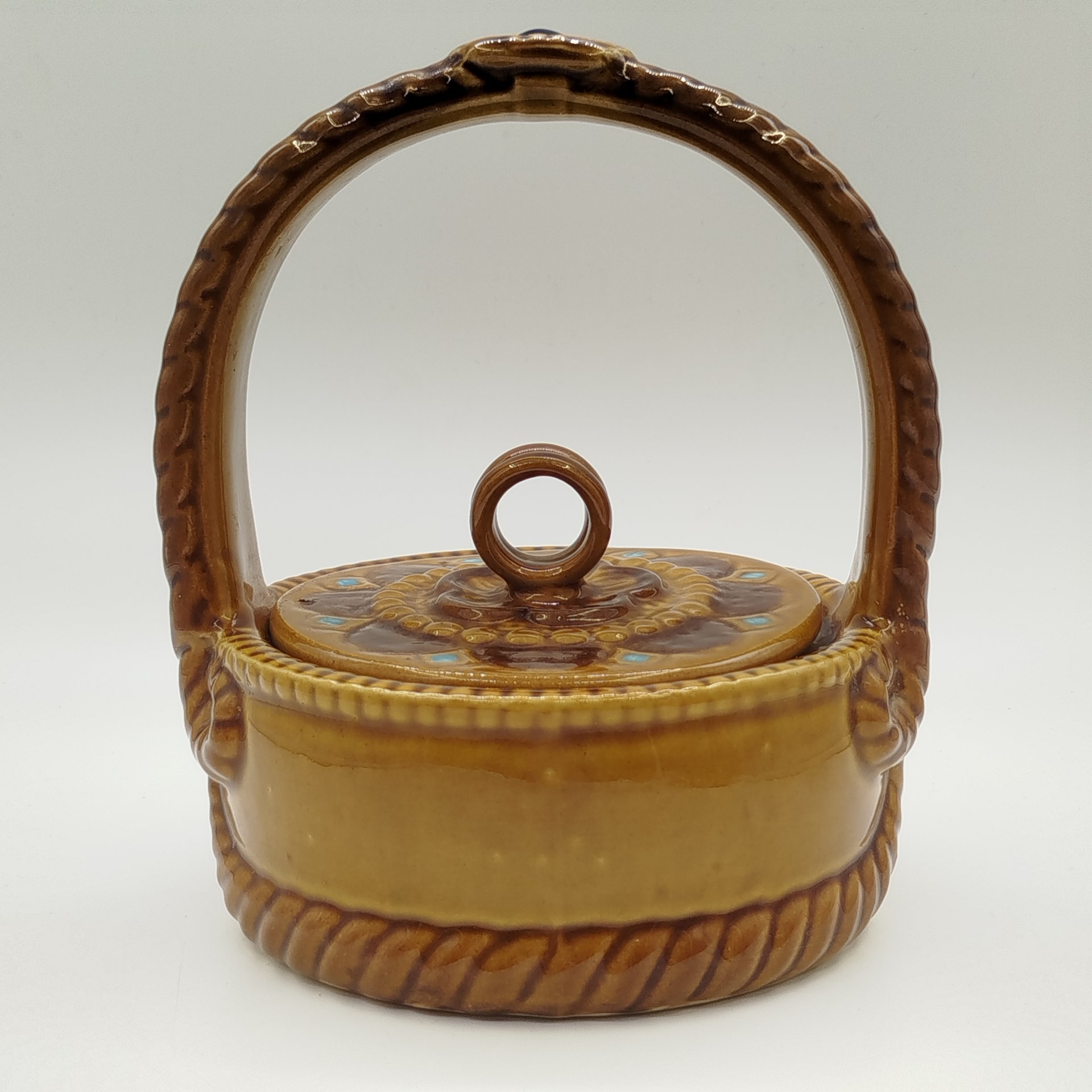 Шкатулка (ёмкость для хранения) в виде корзины, керамика, глазурь, СССР, 1970-1990 гг.