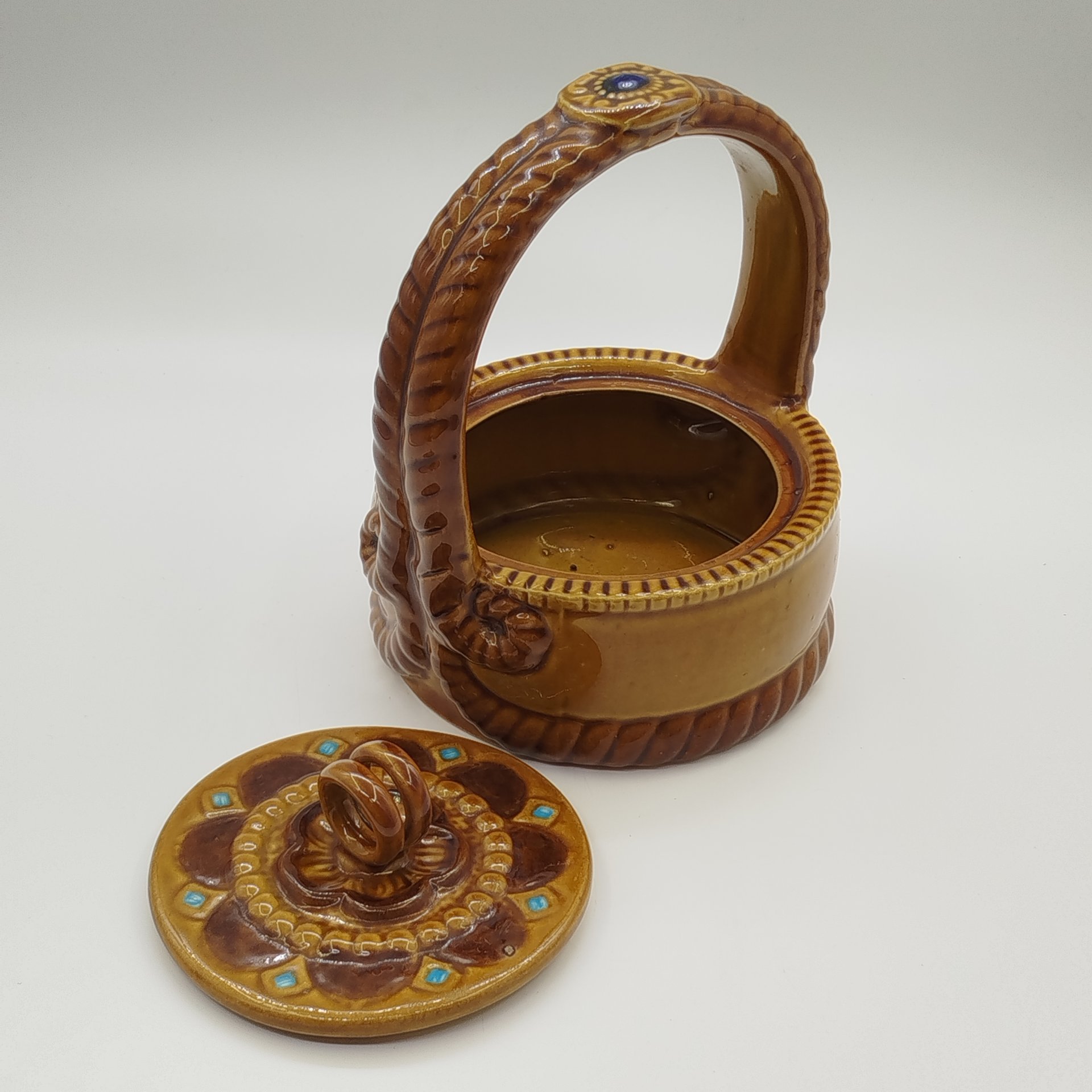 Шкатулка (ёмкость для хранения) в виде корзины, керамика, глазурь, СССР, 1970-1990 гг.