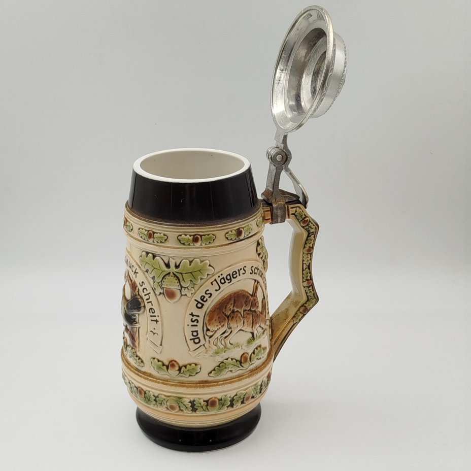 Кружка пивная с крышкой,  "когда тетерев токует , а кукушка  кричит - это самое прекрасное время для охотника", керамика, рельеф, Sitzendorf, Германия, 1949-1990 гг.