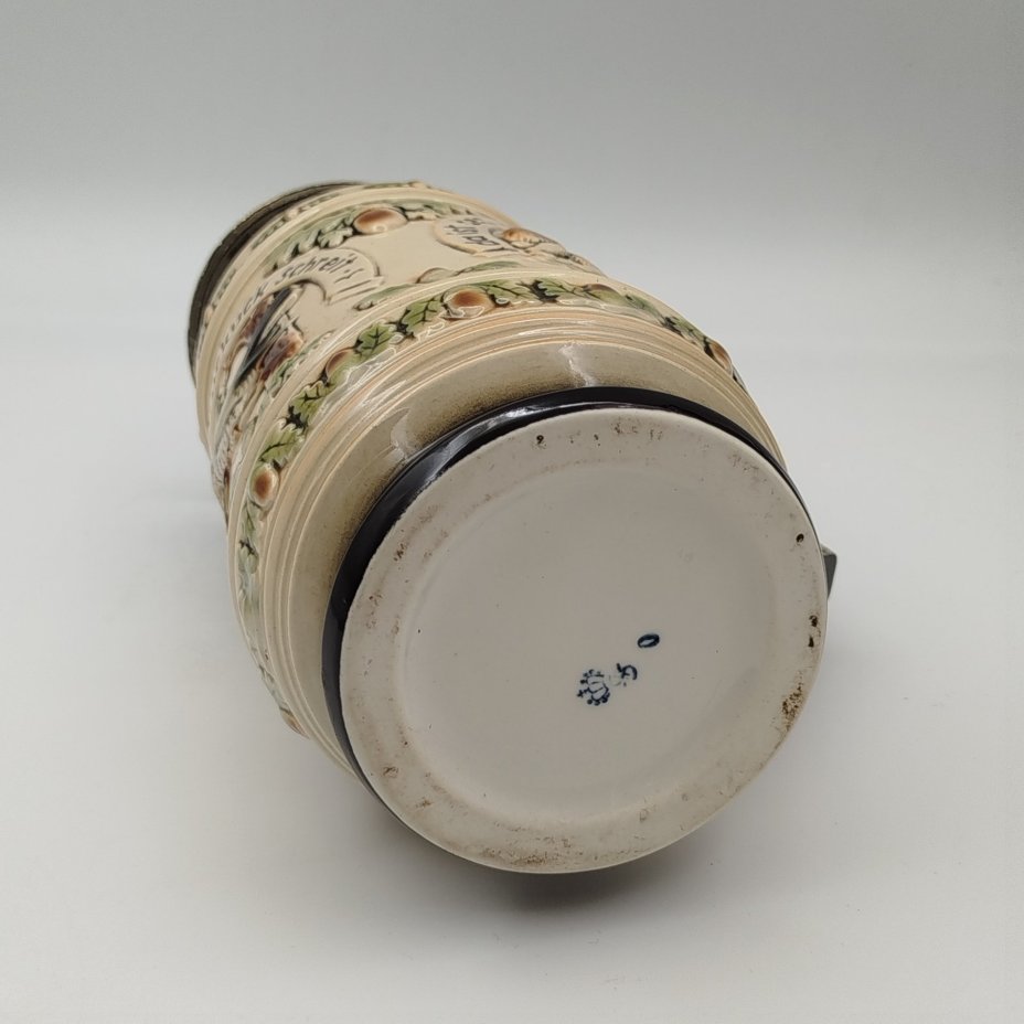 Кружка пивная с крышкой,  "когда тетерев токует , а кукушка  кричит - это самое прекрасное время для охотника", керамика, рельеф, Sitzendorf, Германия, 1949-1990 гг.