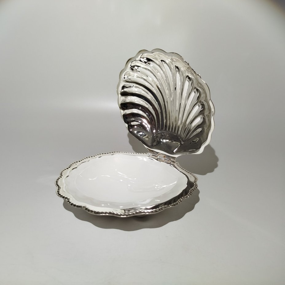 Икорница в форме морской раковины, металл, стекло (молочное), Европа, 1990-2010 гг.