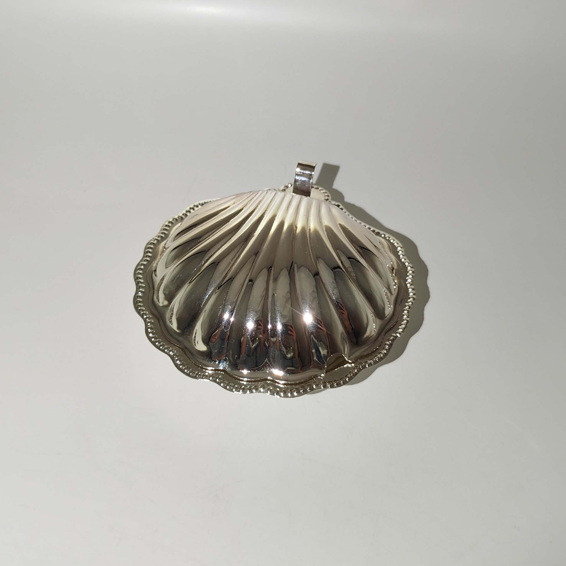 Икорница в форме морской раковины, металл, стекло (молочное), Европа, 1990-2010 гг.