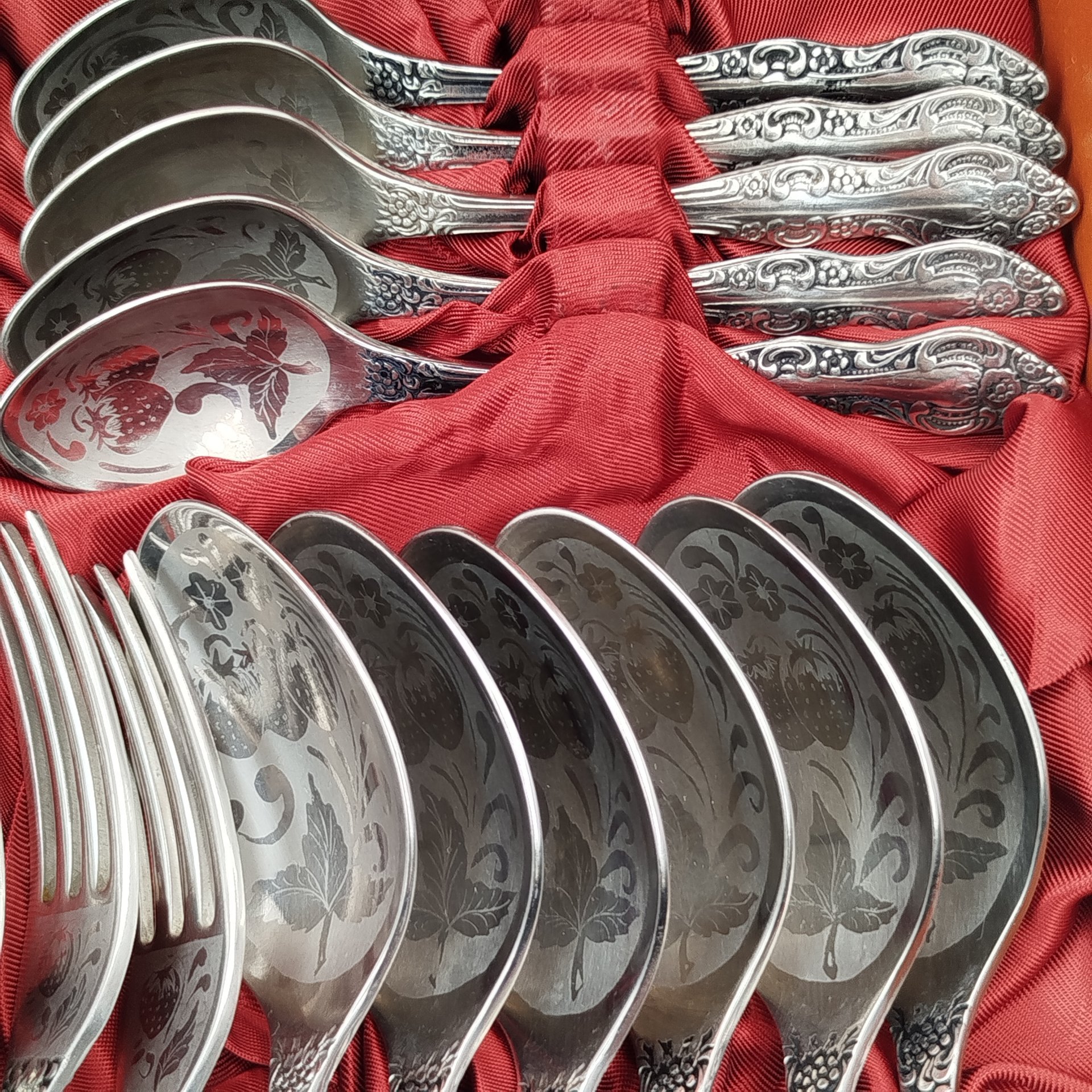 Комплект столовый "Новинка" на 6 персон (23 предмета) в оригинальной коробке, сталь, Павловский завод художественных металлоизделий им. С.М. Кирова, СССР, 1970-1990 гг.