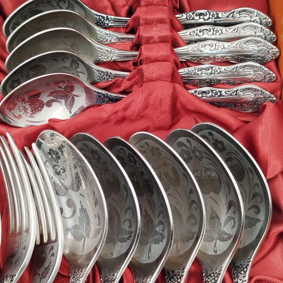 Комплект столовый "Новинка" на 6 персон (23 предмета) в оригинальной коробке, сталь, Павловский завод художественных металлоизделий им. С.М. Кирова, СССР, 1970-1990 гг.