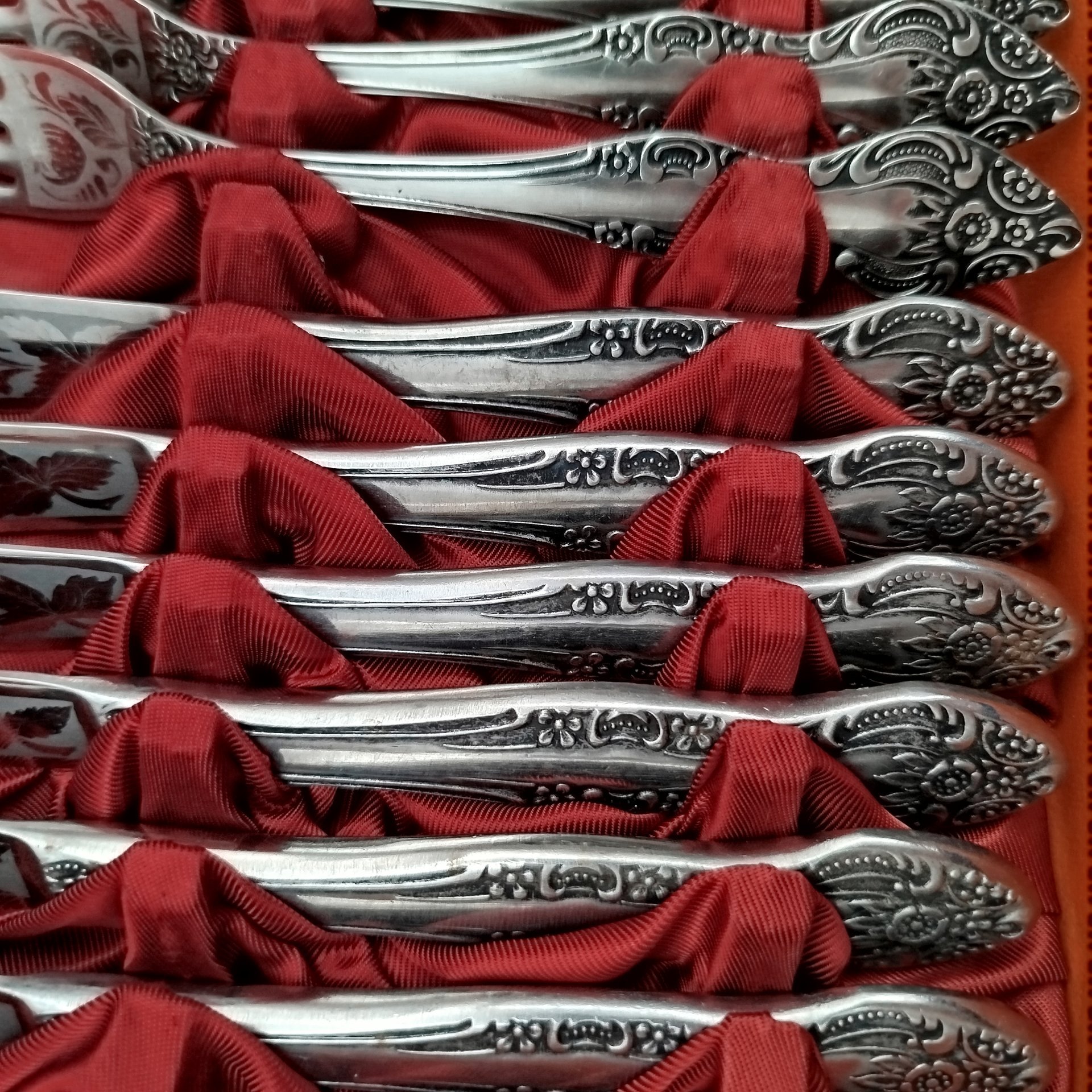 Комплект столовый "Новинка" на 6 персон (23 предмета) в оригинальной коробке, сталь, Павловский завод художественных металлоизделий им. С.М. Кирова, СССР, 1970-1990 гг.