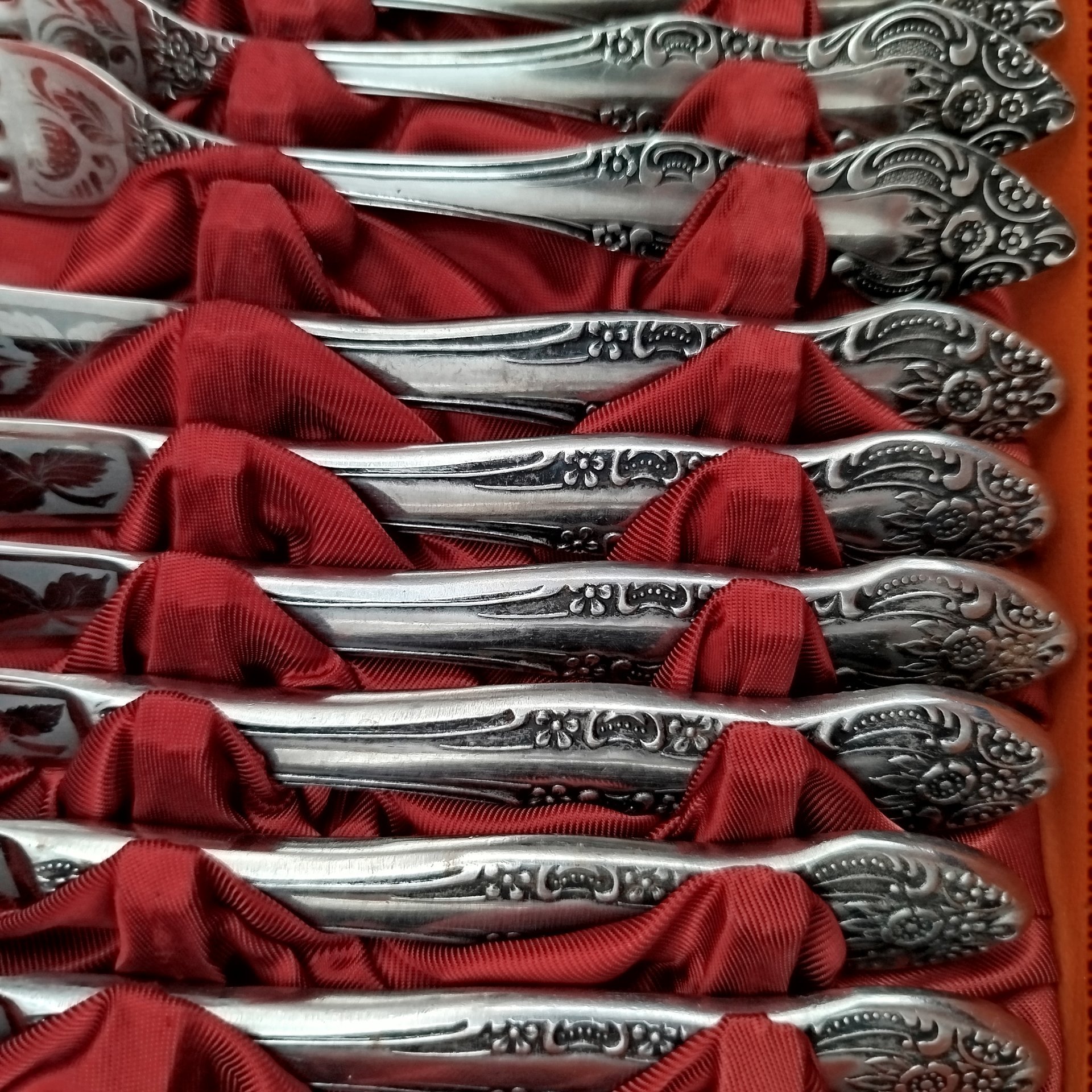 Комплект столовый "Новинка" на 6 персон (23 предмета) в оригинальной коробке, сталь, Павловский завод художественных металлоизделий им. С.М. Кирова, СССР, 1970-1990 гг.