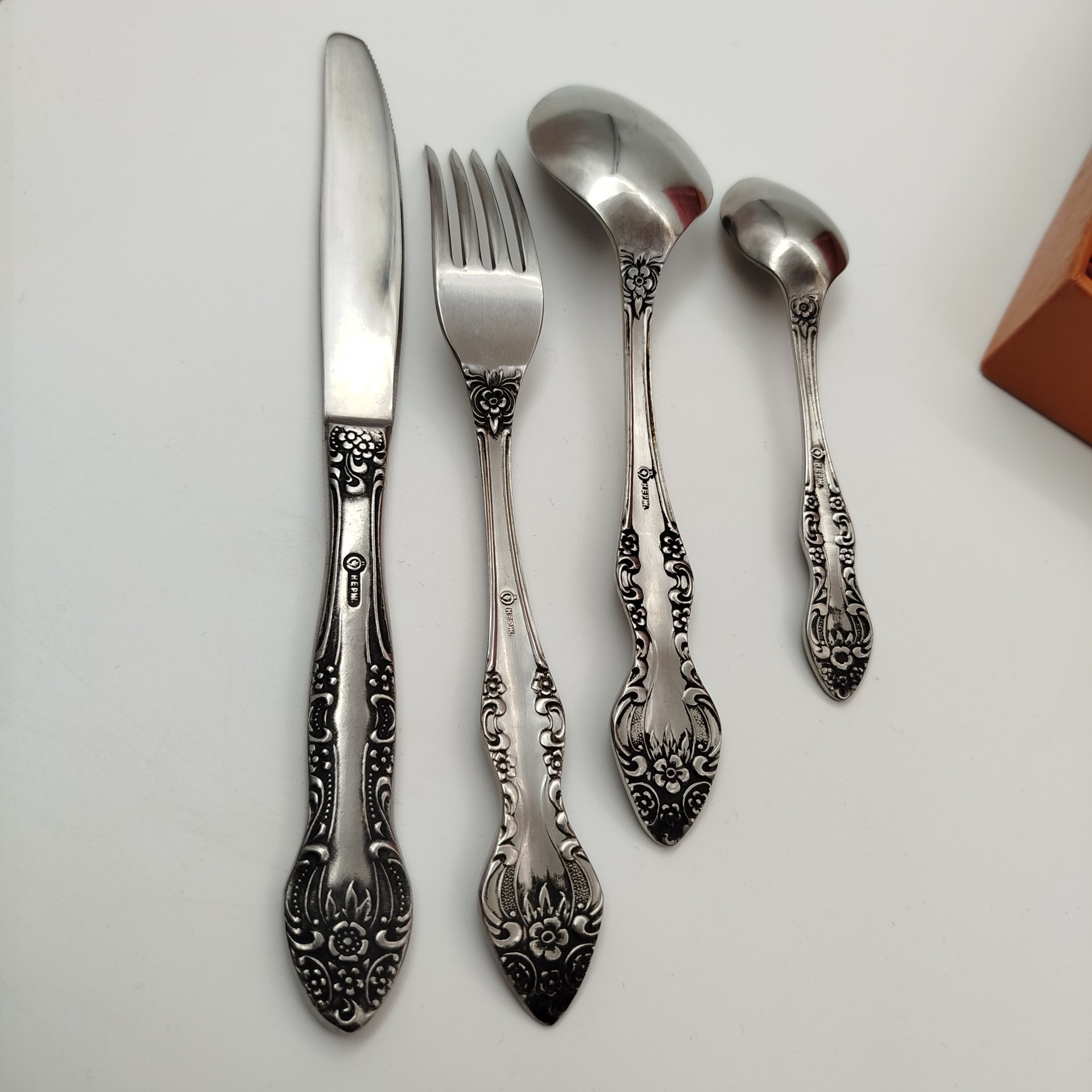 Комплект столовый "Новинка" на 6 персон (23 предмета) в оригинальной коробке, сталь, Павловский завод художественных металлоизделий им. С.М. Кирова, СССР, 1970-1990 гг.